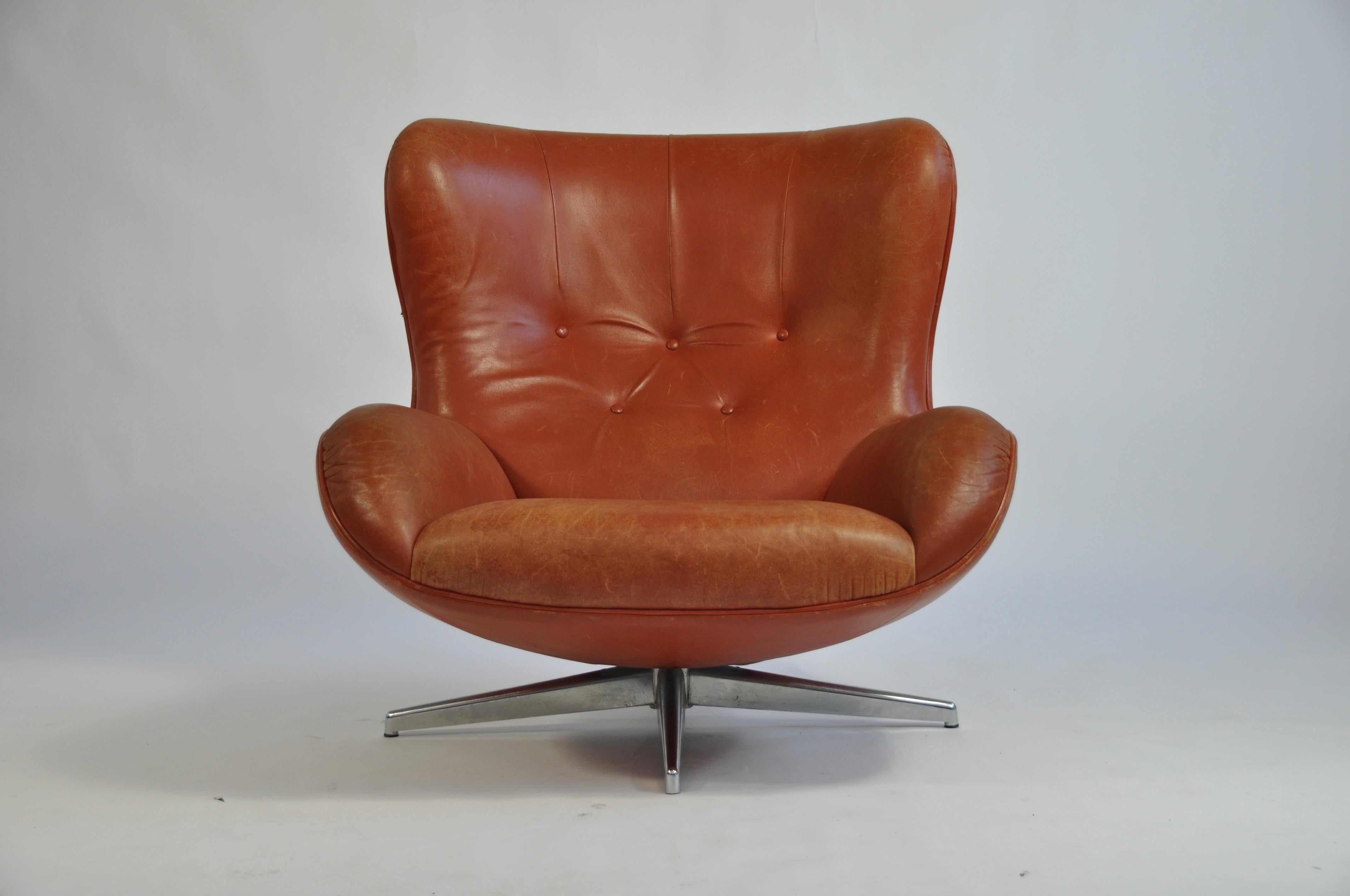Scandinavian Modern Swivel Lounge Chair by Illum Wikkelsø For Sale