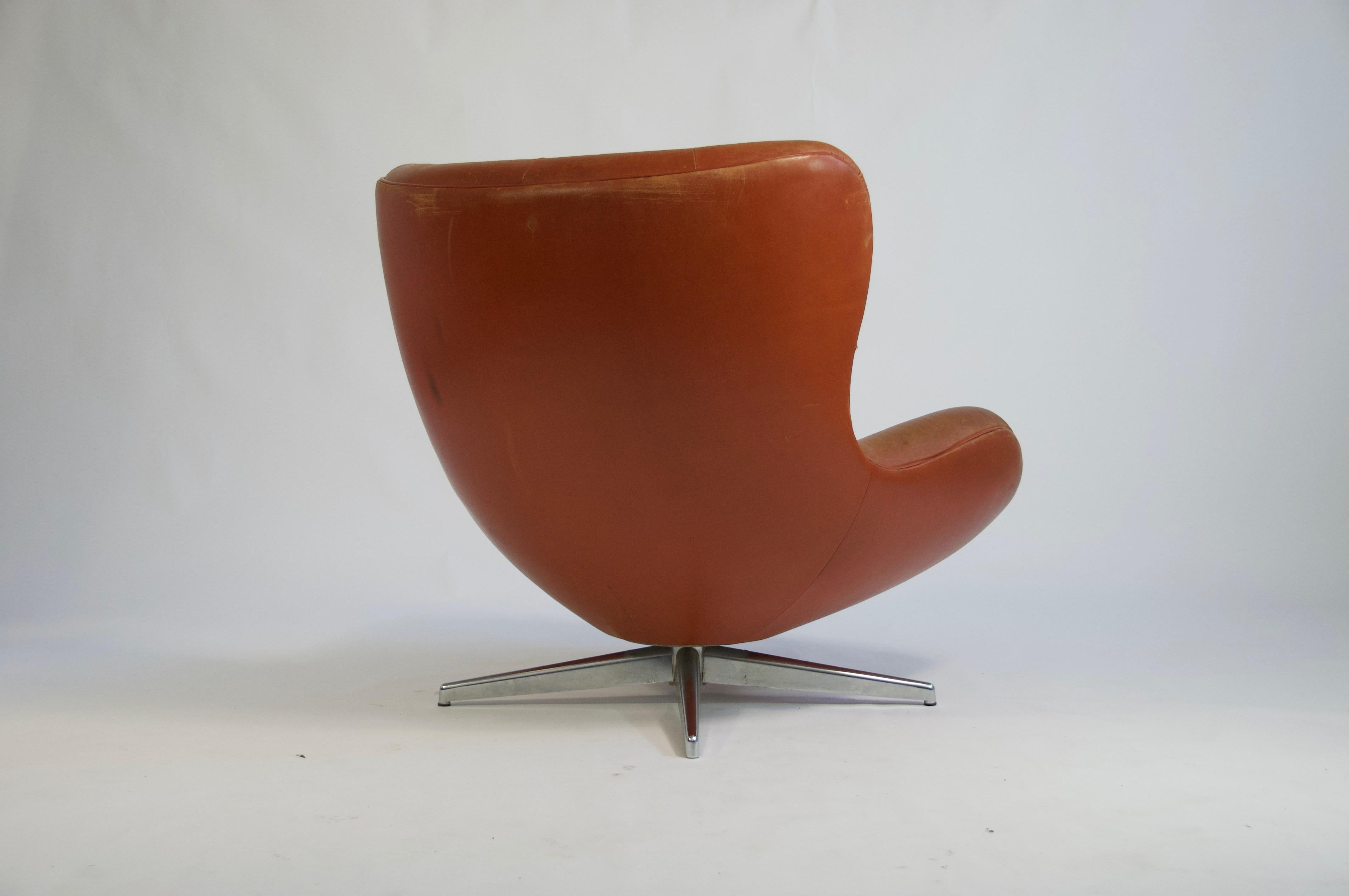 Swivel Lounge Chair by Illum Wikkelsø In Good Condition For Sale In Turners Falls, MA