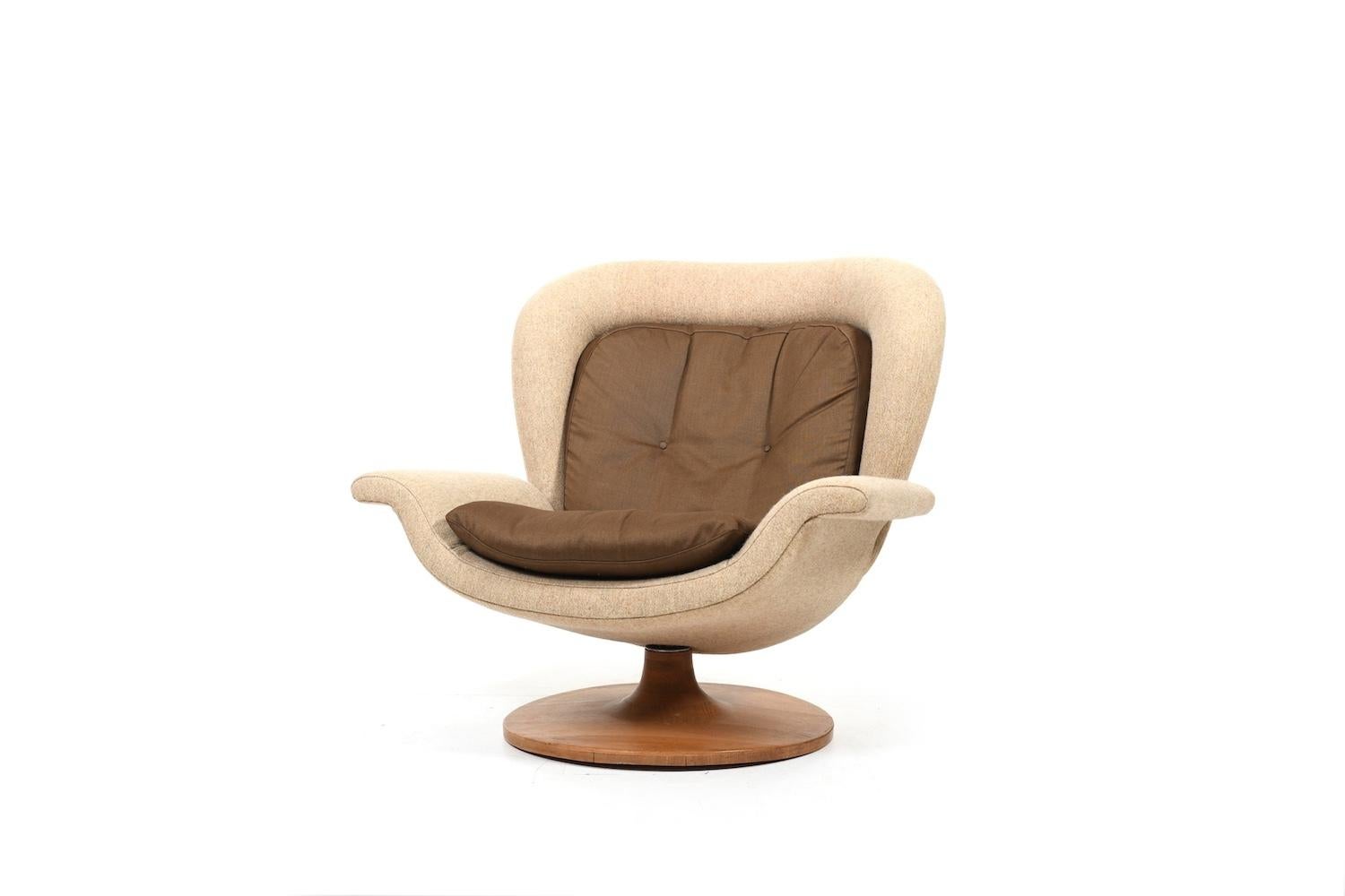 Swivel lounge chair by John Mortensen for Poul M. Jessen -Java PMJ) Denmark. In original fabric. Solid oak swivel base. 1960s/70s.