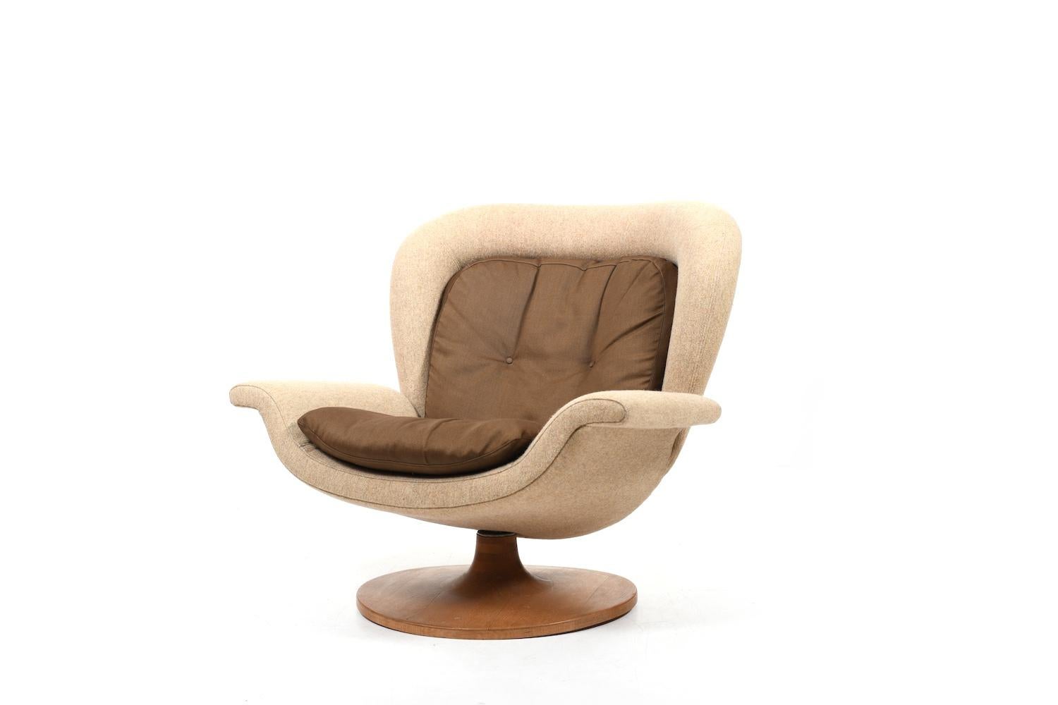 Scandinavian Modern Swivel Lounge Chair by John Mortensen for PMJ 1960s