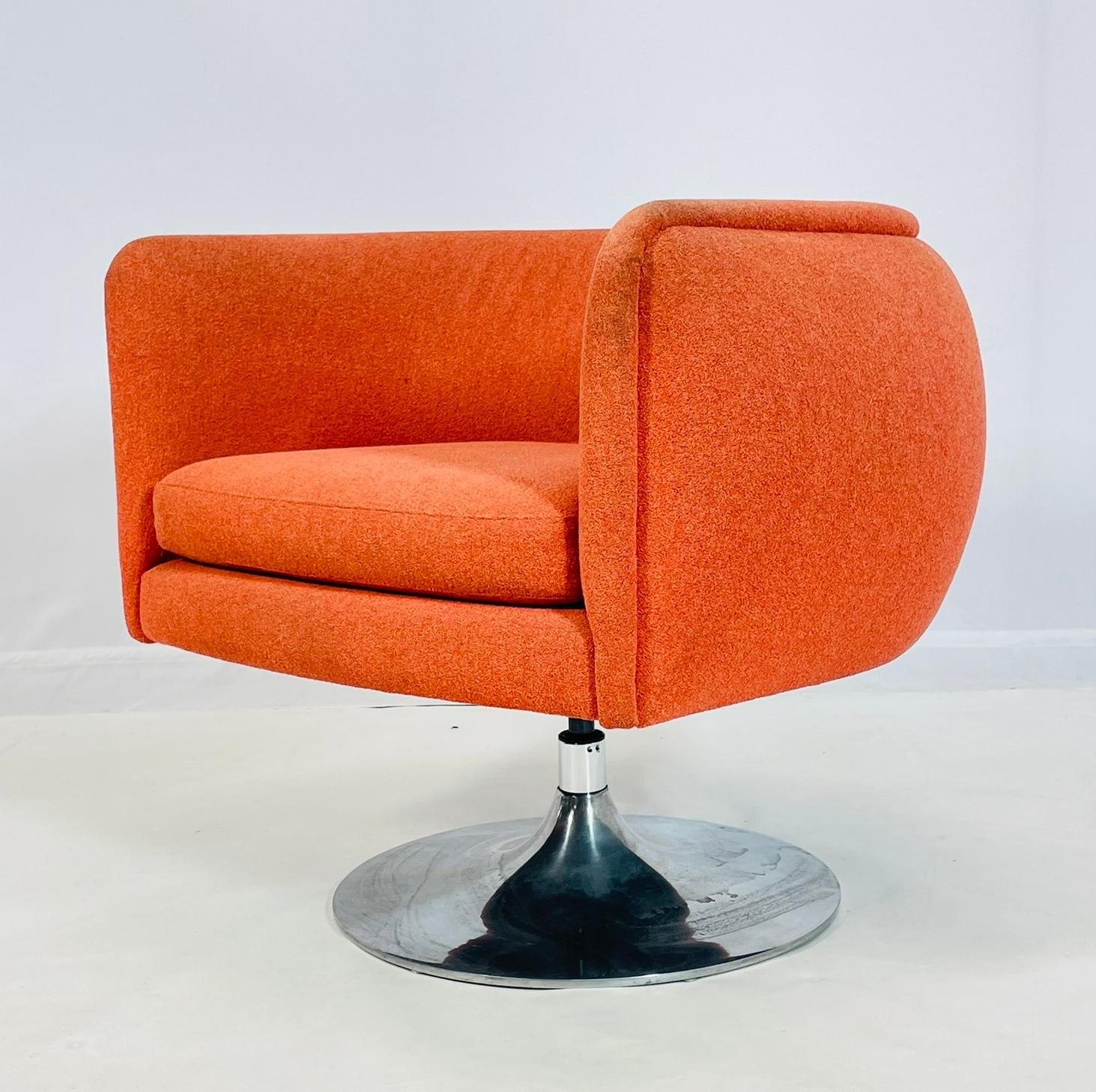 La Silla Lounge Giratoria de Joseph D'Urso para Knoll es una impresionante pieza de diseño estadounidense de 2009. Esta silla firmada presenta un vibrante tejido naranja en el respaldo, que añade un toque de color a cualquier espacio. 
La tumbona