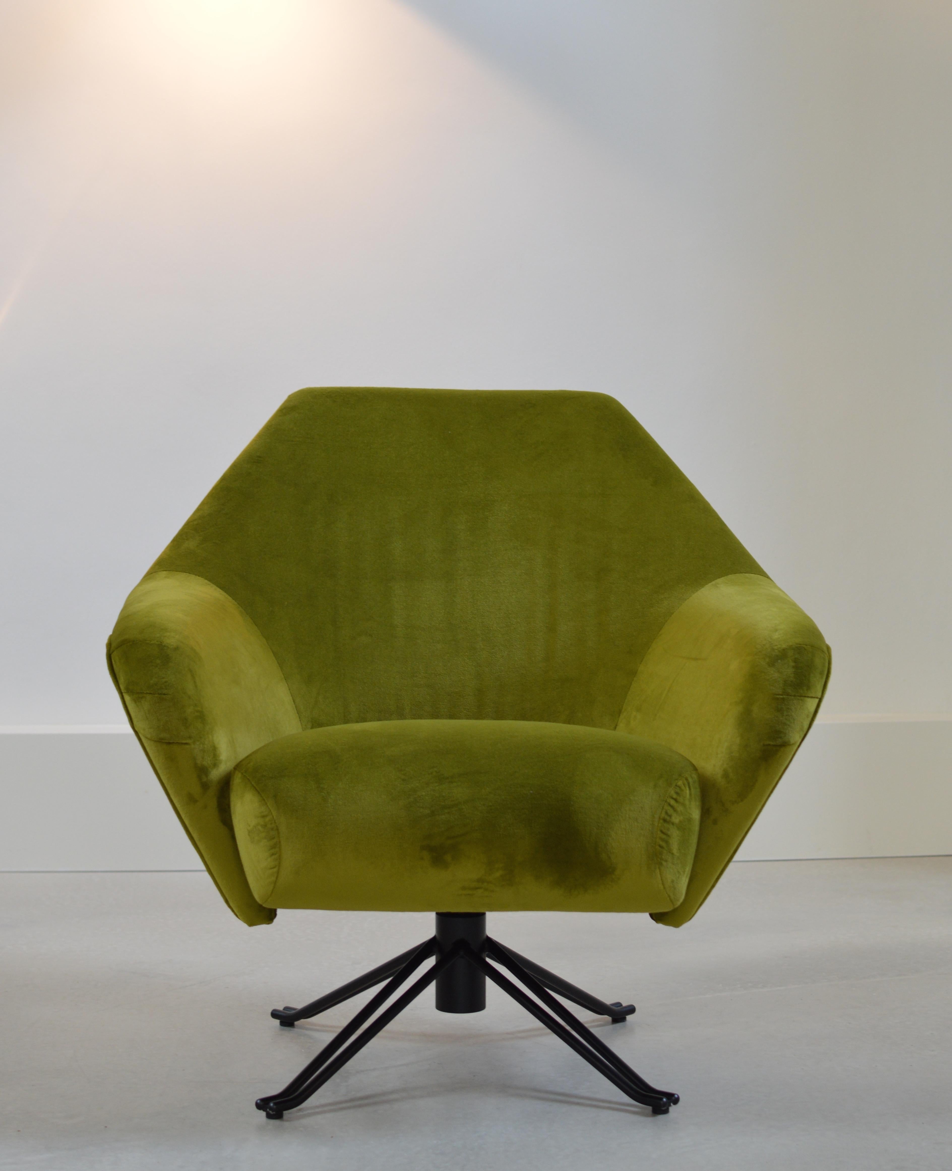 P32 armchair by Osvaldo Borsani, designed in 1956. Unlike other models that appeared in the same period, it boasted an innovative combination of seat movements. The chair is not only able to swivel and return automatically to its original position,