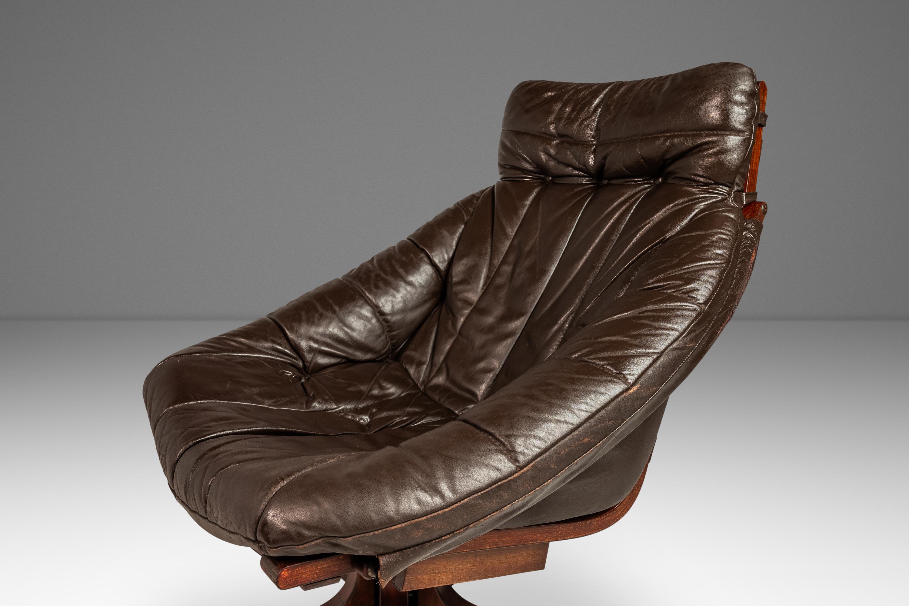 Ensemble fauteuil de salon et repose-pieds pivotants en cuir et hêtre, Scandinavie, vers 1970 en vente 3