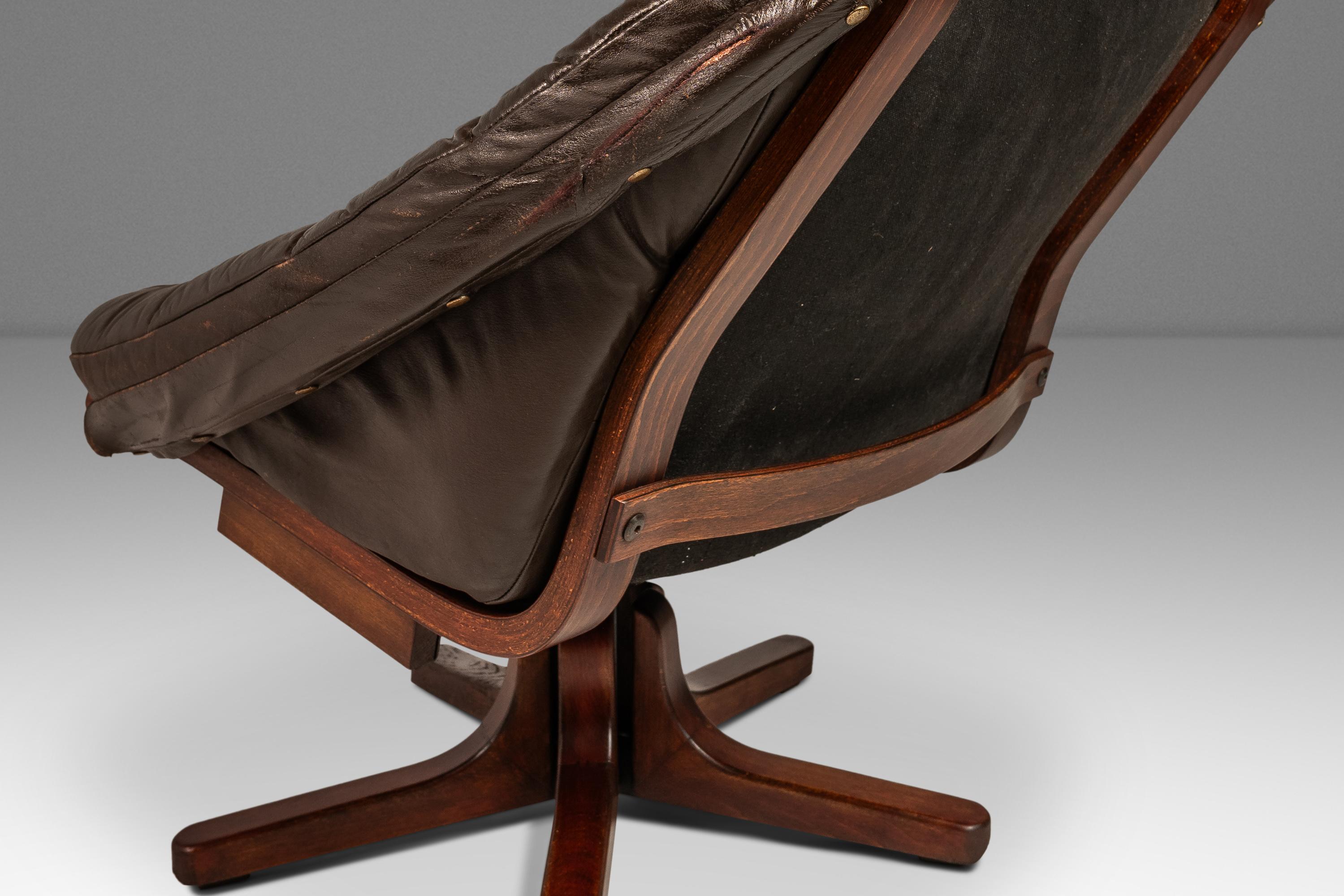 Ensemble fauteuil de salon et repose-pieds pivotants en cuir et hêtre, Scandinavie, vers 1970 en vente 4
