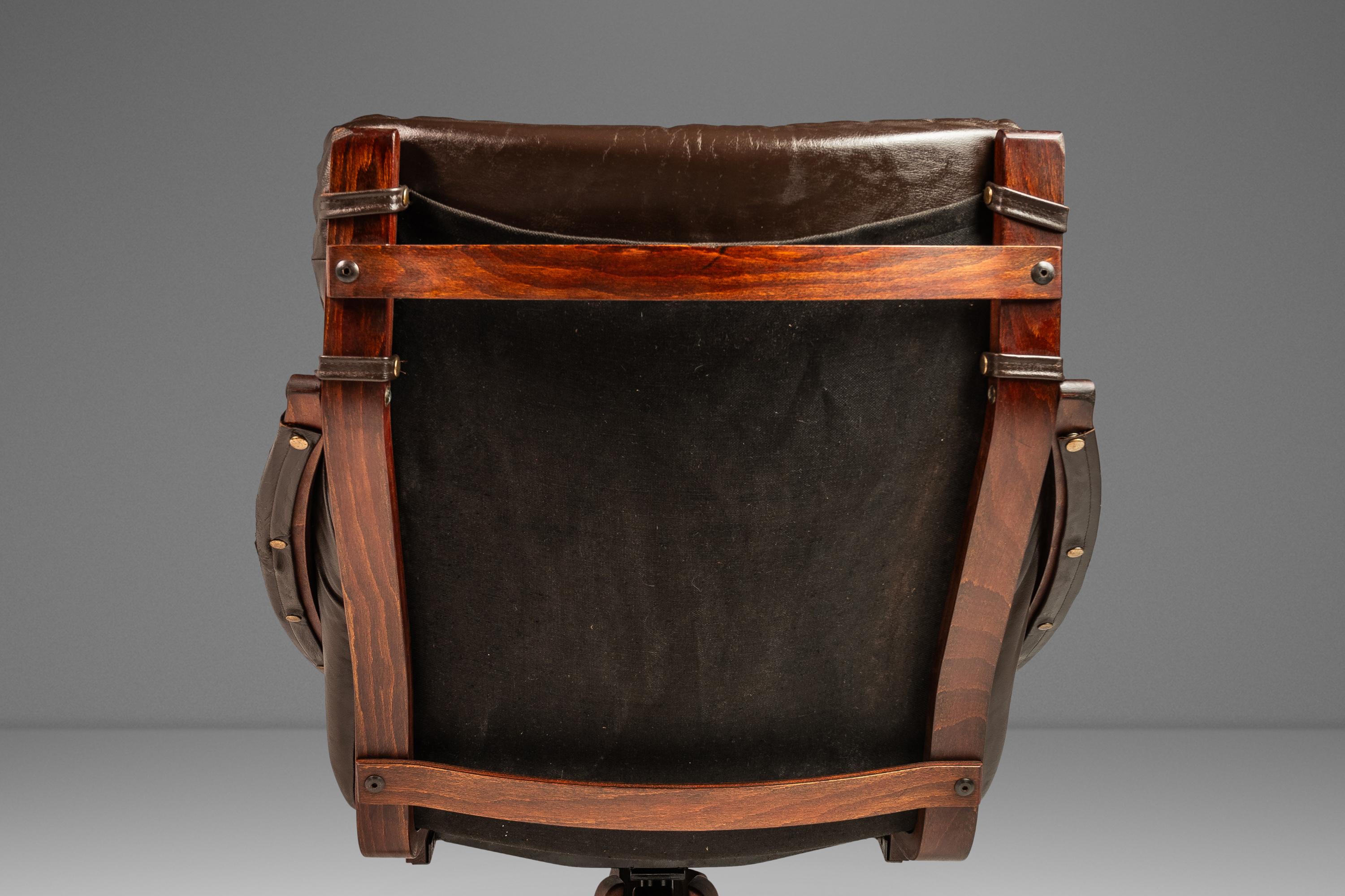 Ensemble fauteuil de salon et repose-pieds pivotants en cuir et hêtre, Scandinavie, vers 1970 en vente 5