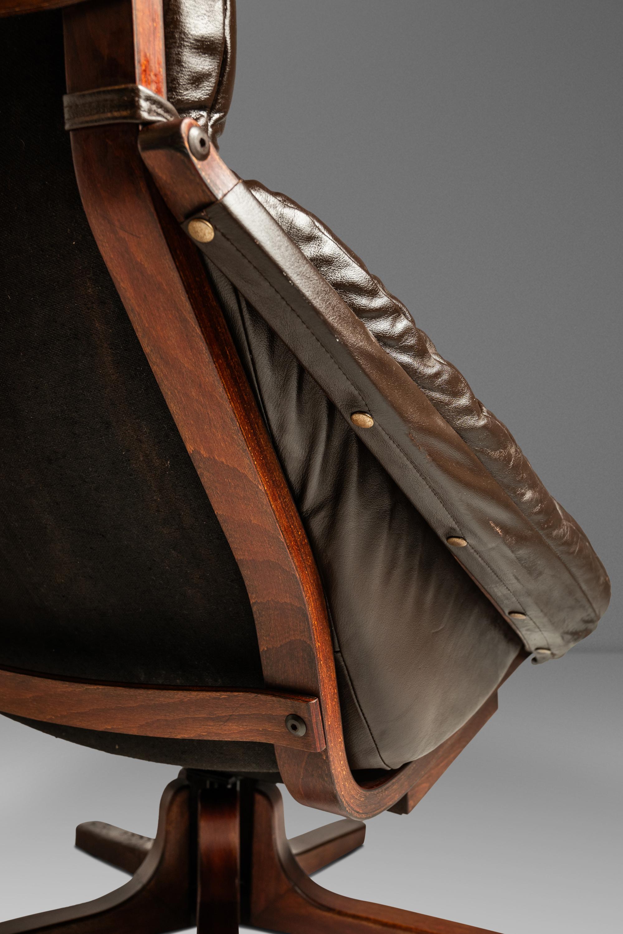 Ensemble fauteuil de salon et repose-pieds pivotants en cuir et hêtre, Scandinavie, vers 1970 en vente 9