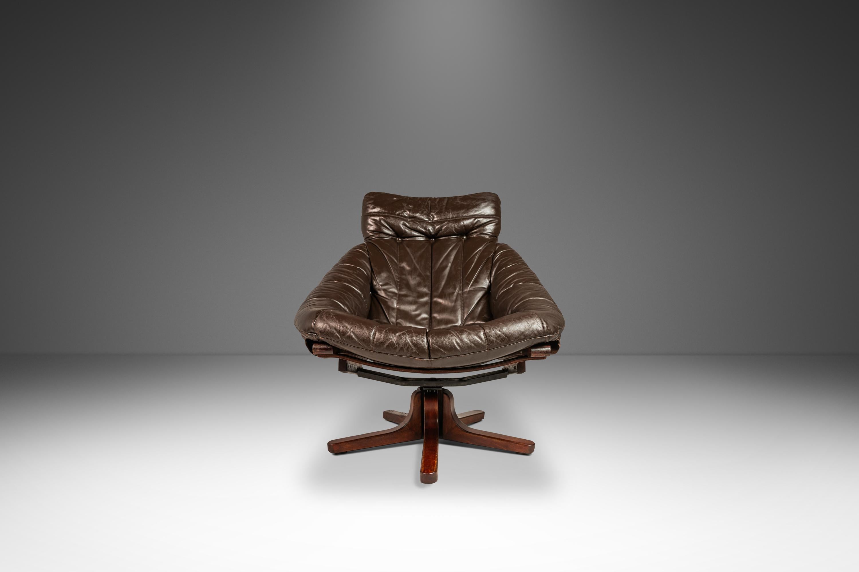 Voici un extraordinaire ensemble chaise longue et ottoman The Modern Scandinavian qui est aussi confortable que visuellement frappant. Fabriqué à partir d'un mélange de bois de hêtre courbé et de cuir, cet ensemble de deux pièces est parfait pour