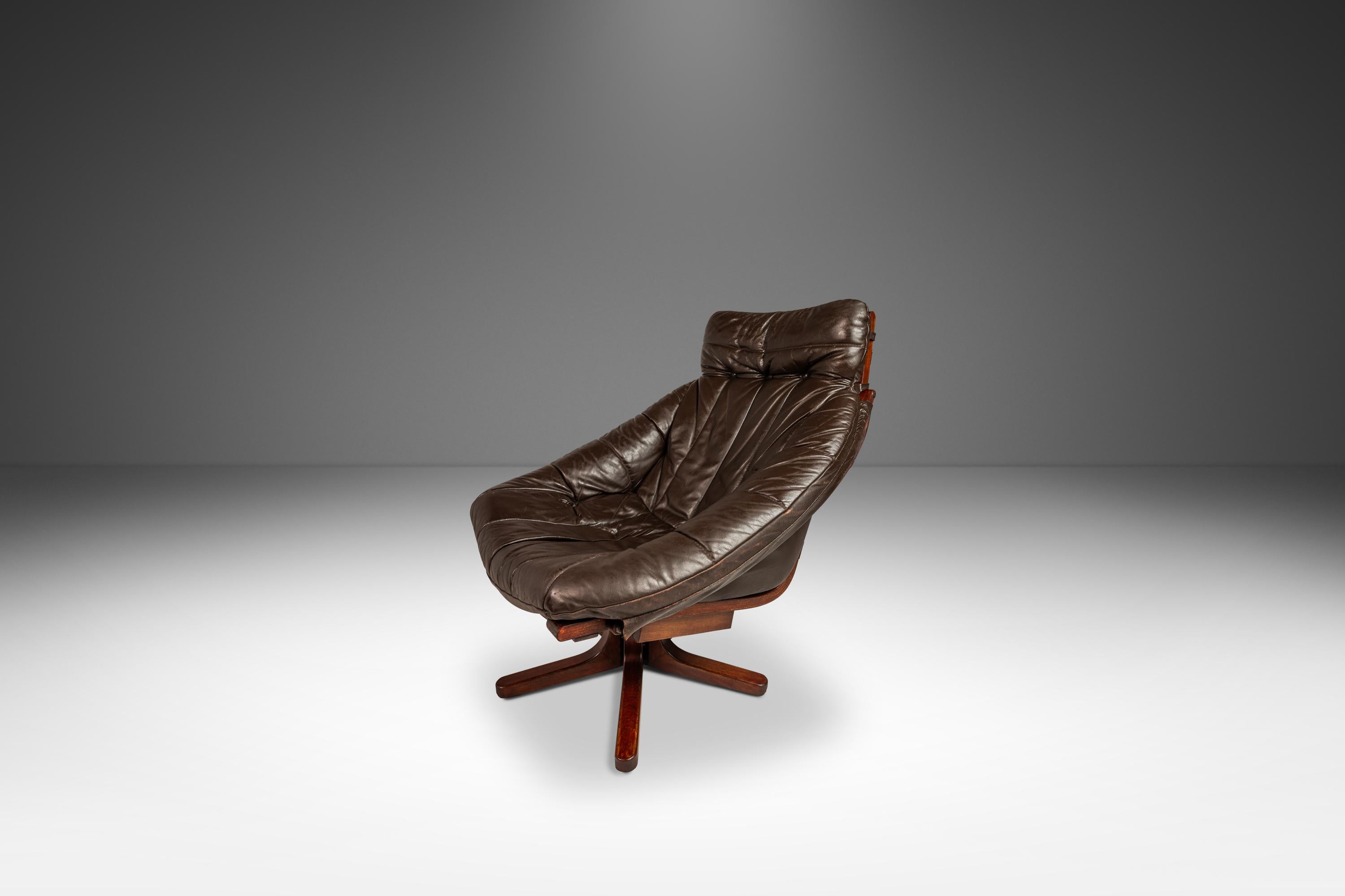 Scandinave moderne Ensemble fauteuil de salon et repose-pieds pivotants en cuir et hêtre, Scandinavie, vers 1970 en vente