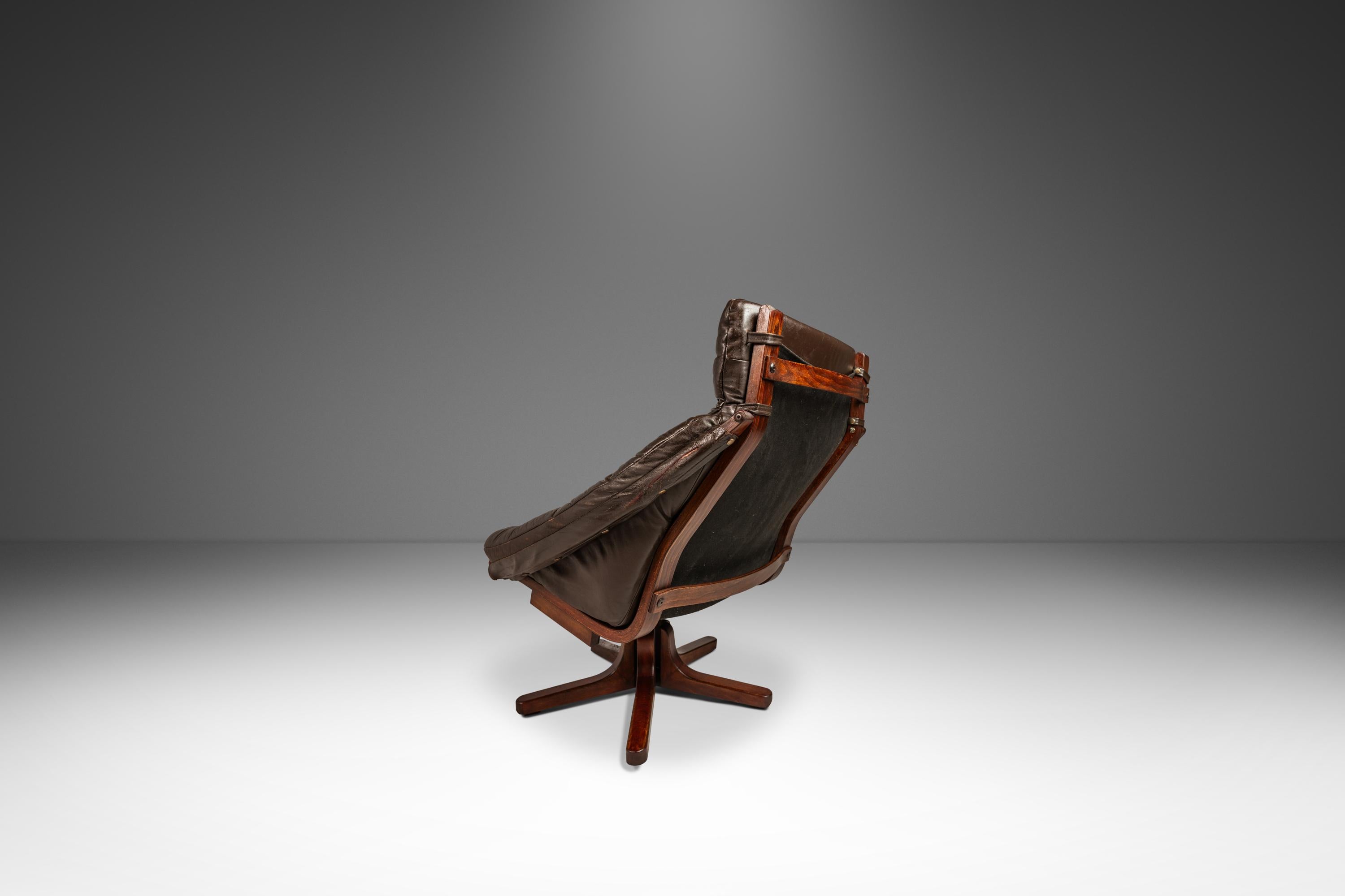 Scandinave Ensemble fauteuil de salon et repose-pieds pivotants en cuir et hêtre, Scandinavie, vers 1970 en vente