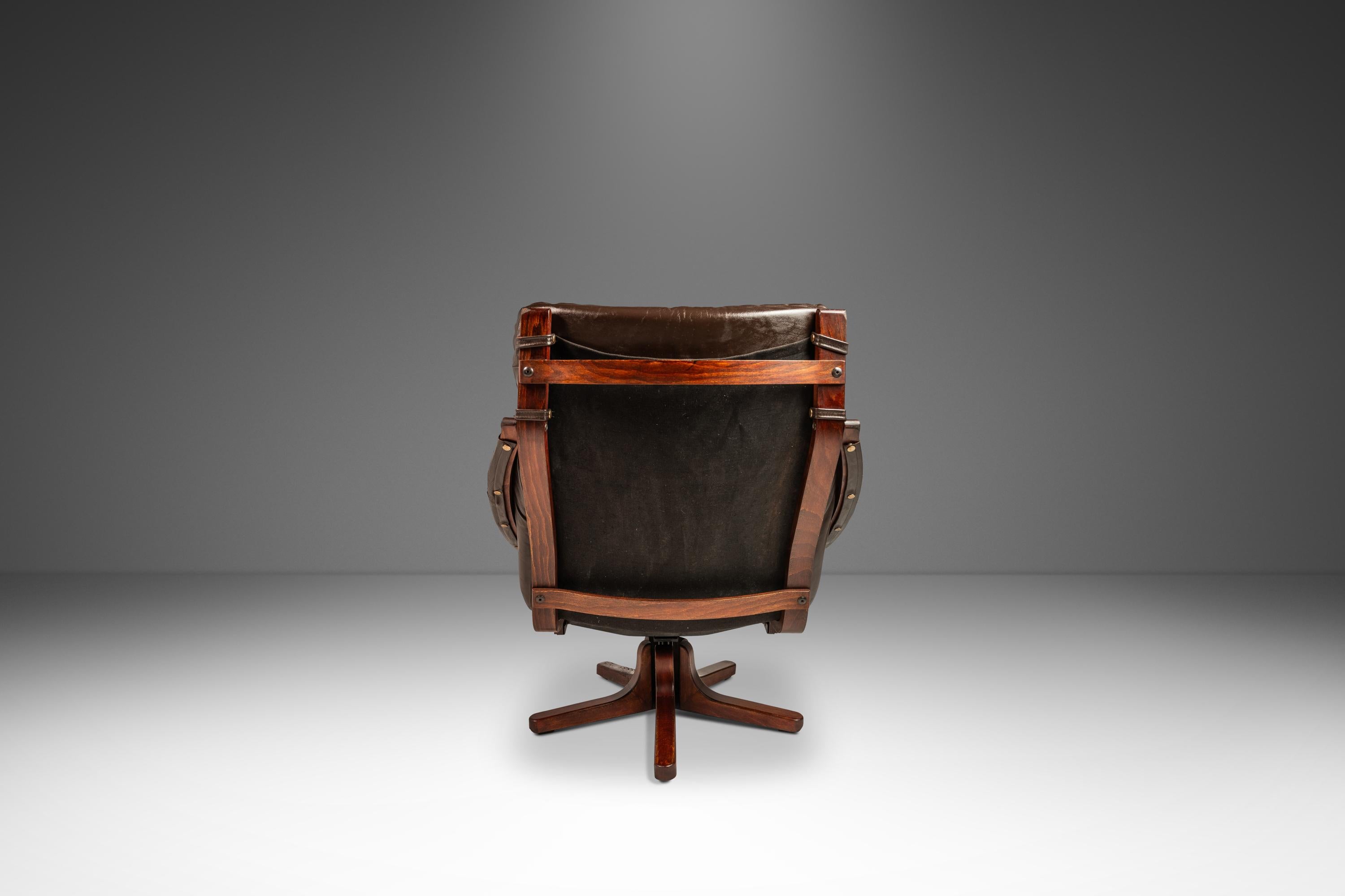 Ensemble fauteuil de salon et repose-pieds pivotants en cuir et hêtre, Scandinavie, vers 1970 Bon état - En vente à Deland, FL