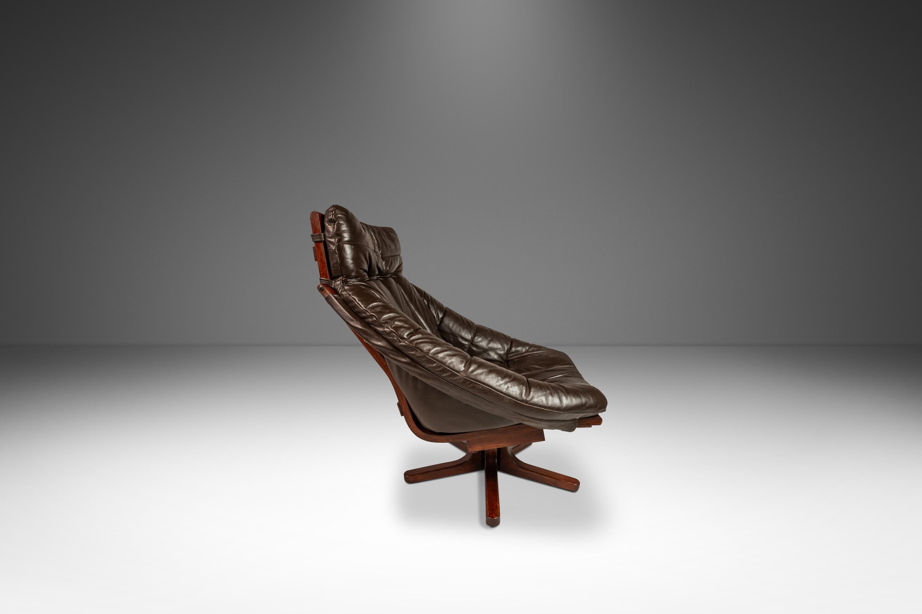 Fin du 20e siècle Ensemble fauteuil de salon et repose-pieds pivotants en cuir et hêtre, Scandinavie, vers 1970 en vente