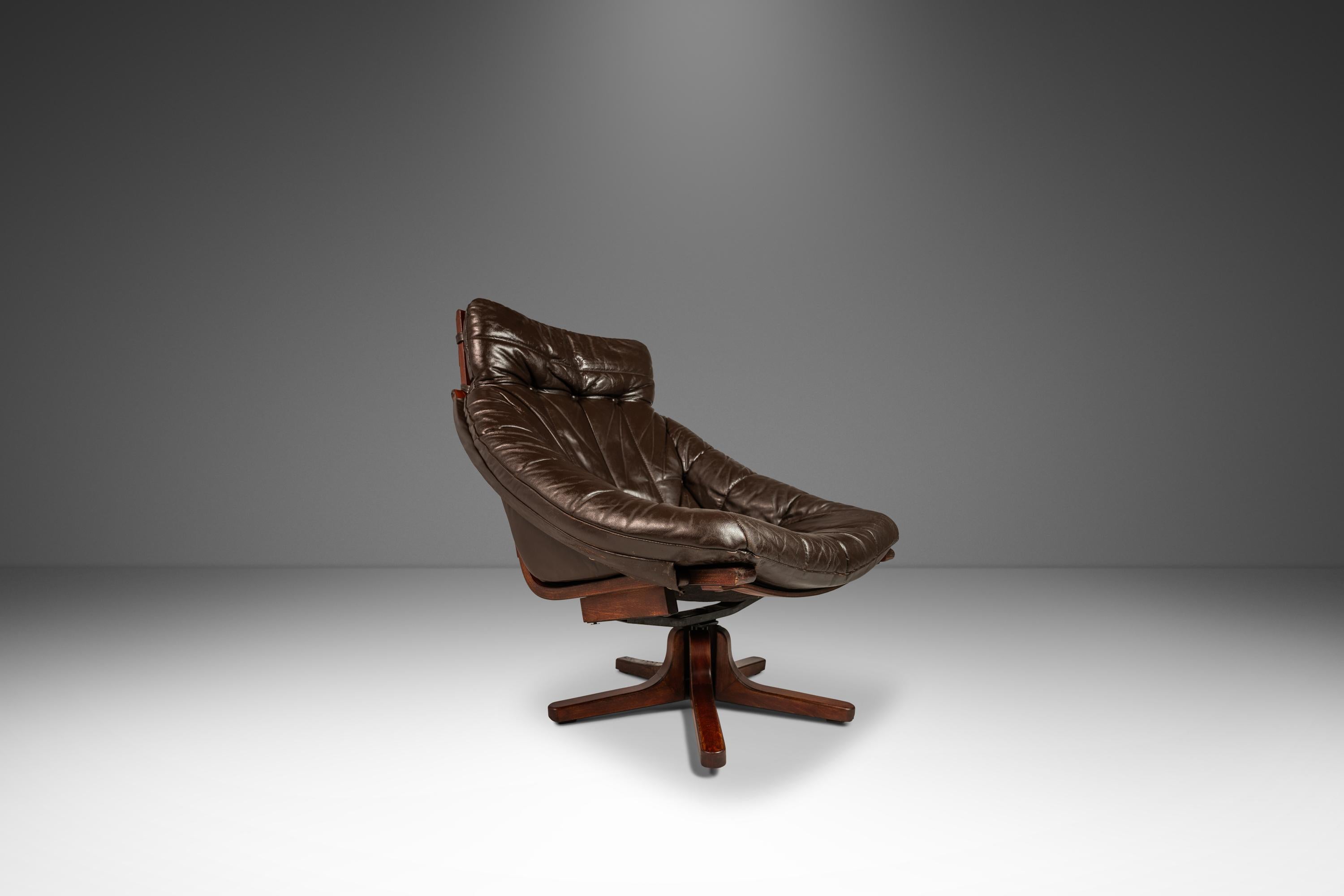 Cuir Ensemble fauteuil de salon et repose-pieds pivotants en cuir et hêtre, Scandinavie, vers 1970 en vente