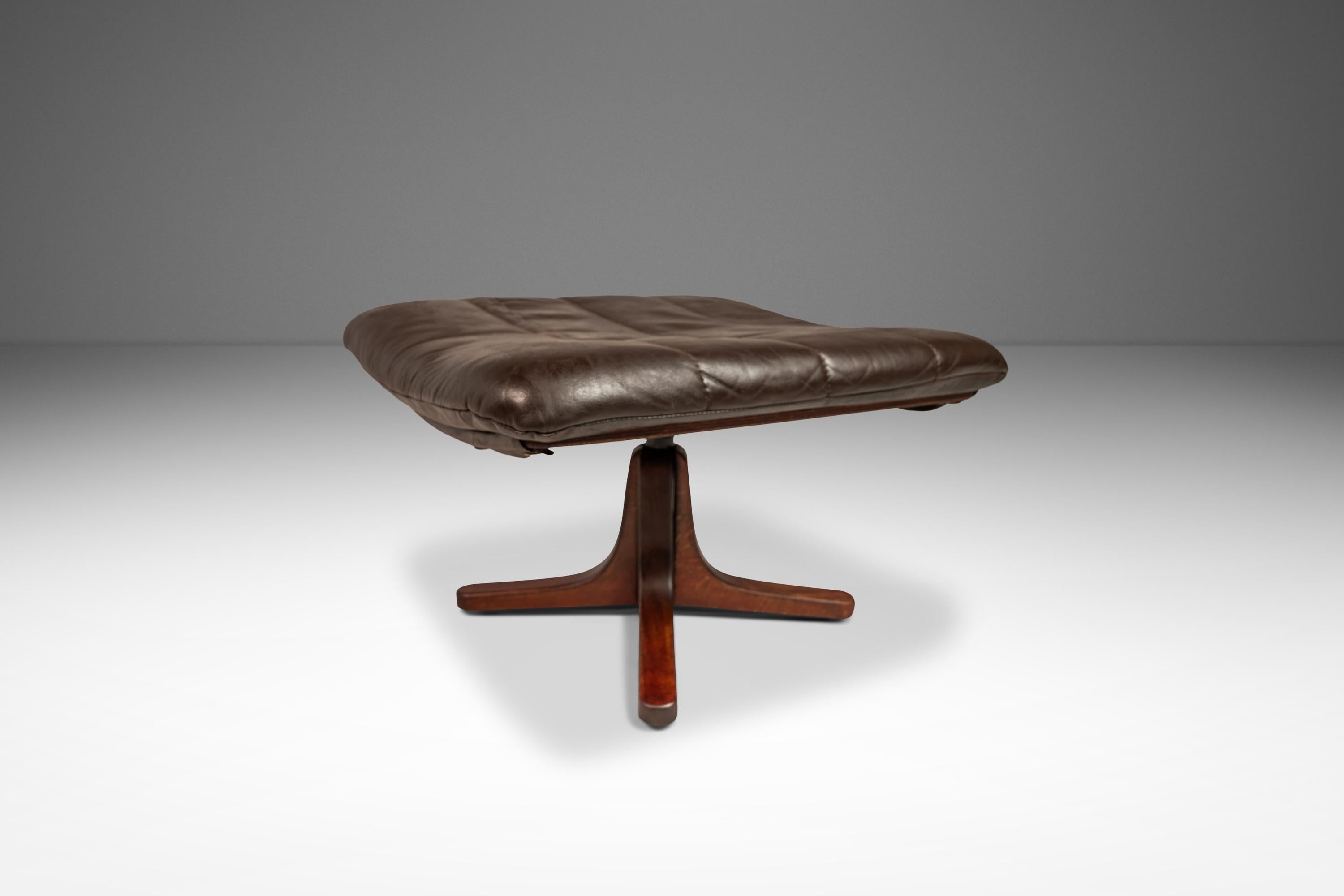Ensemble fauteuil de salon et repose-pieds pivotants en cuir et hêtre, Scandinavie, vers 1970 en vente 1