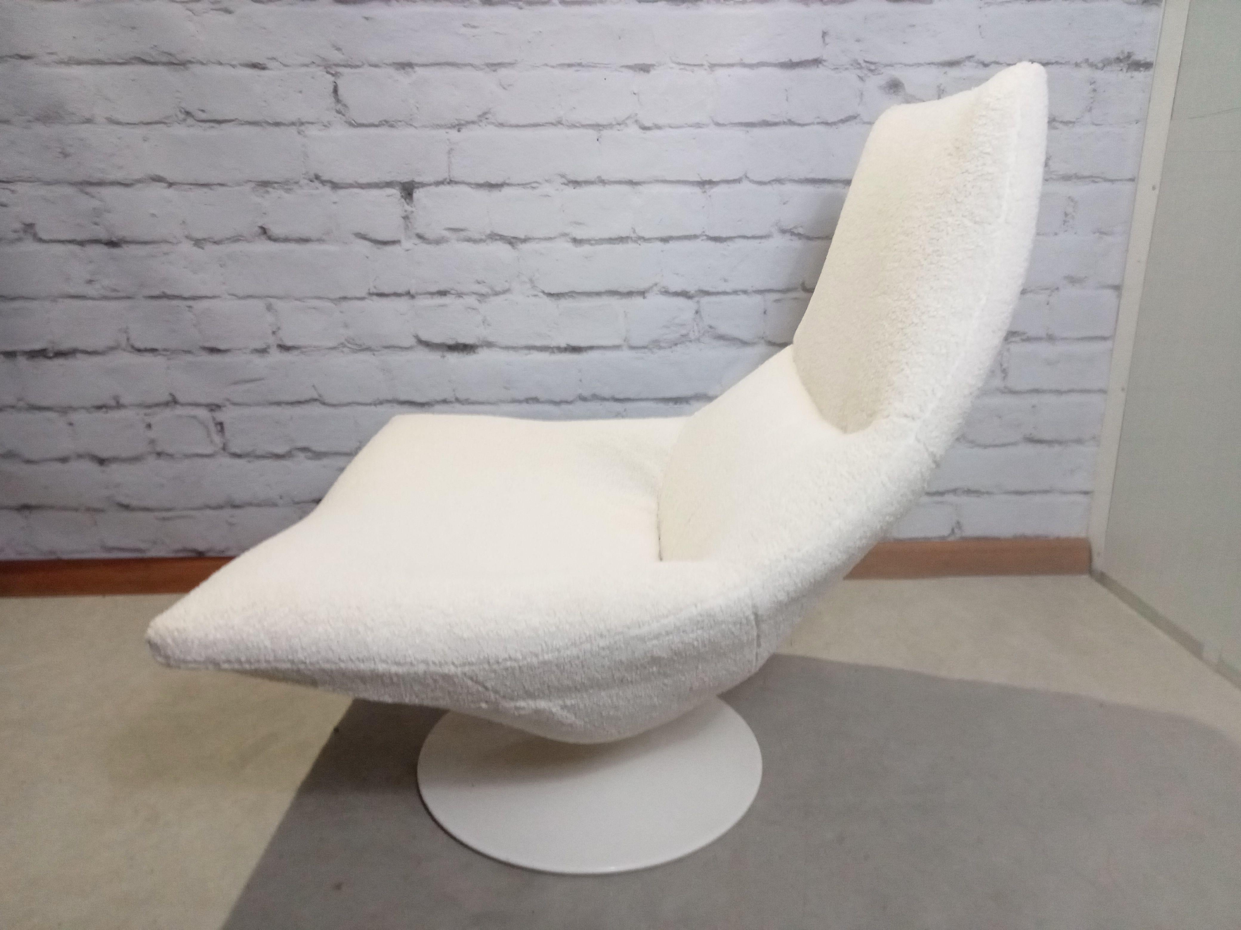 Swivel Lounge Chair Reupholstered, 1960's In Excellent Condition In Bunnik, NL
