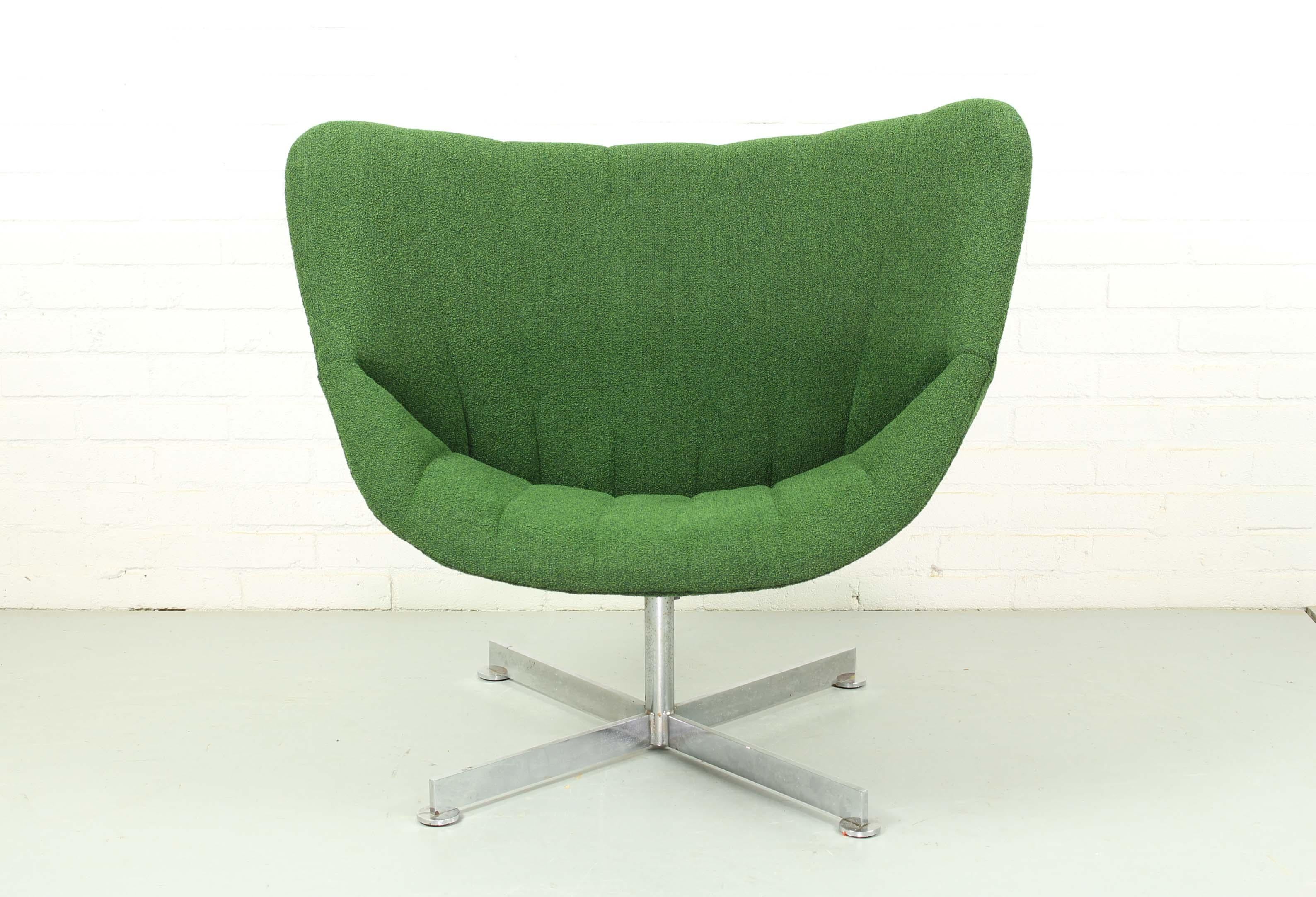 Great swivel chair of Rohe Noordwolde Dating of the 1950-1960 Netherlands. This chair had been reupholstered with beautiful green bouclé fabric. Metal star base chrome-plated. 

Dimensions: 80cm W, 78cm D, 70cm H.
  