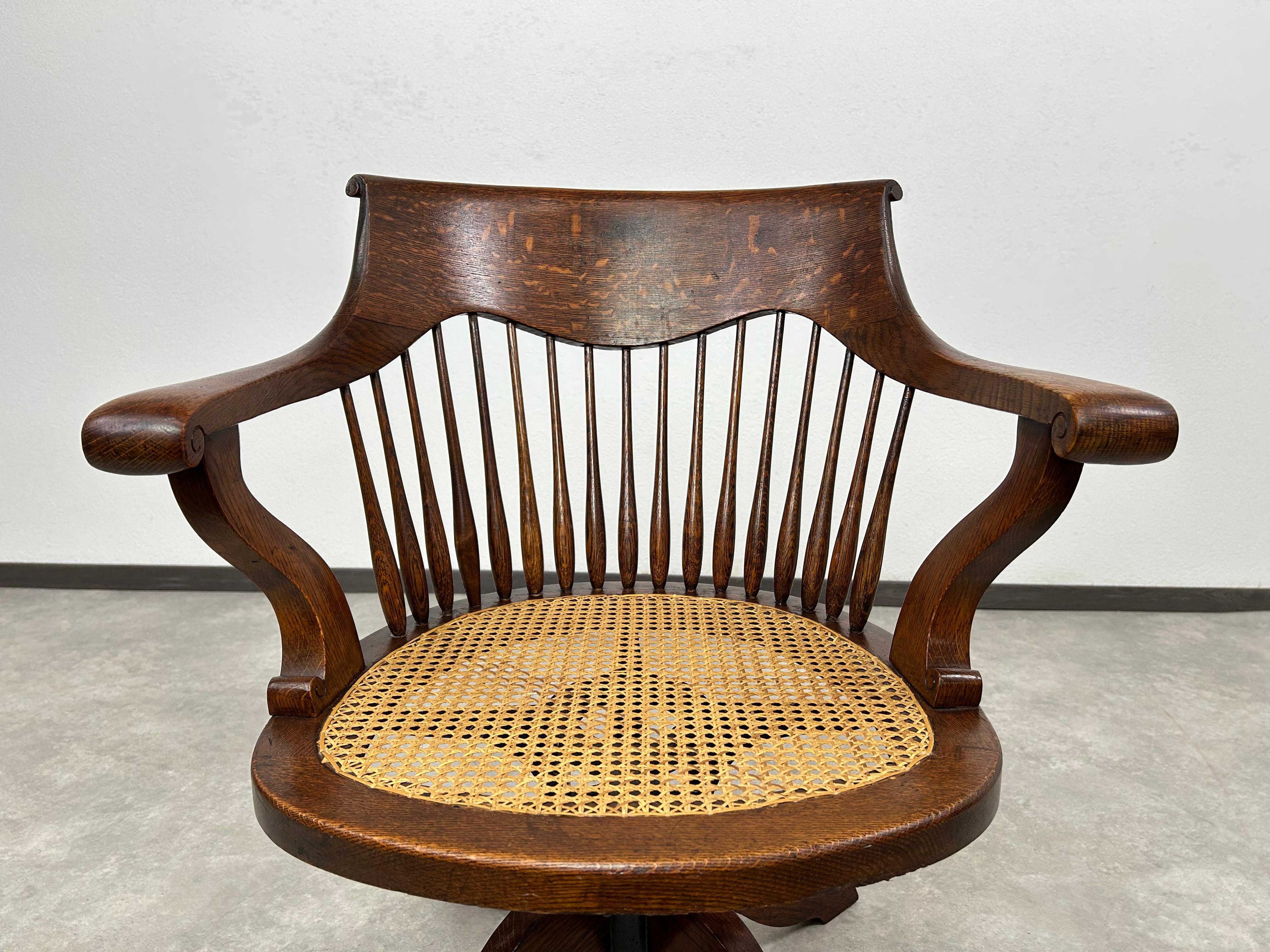 Art déco Chaise de bureau pivotante en Oak Oak avec assise en rotin en vente