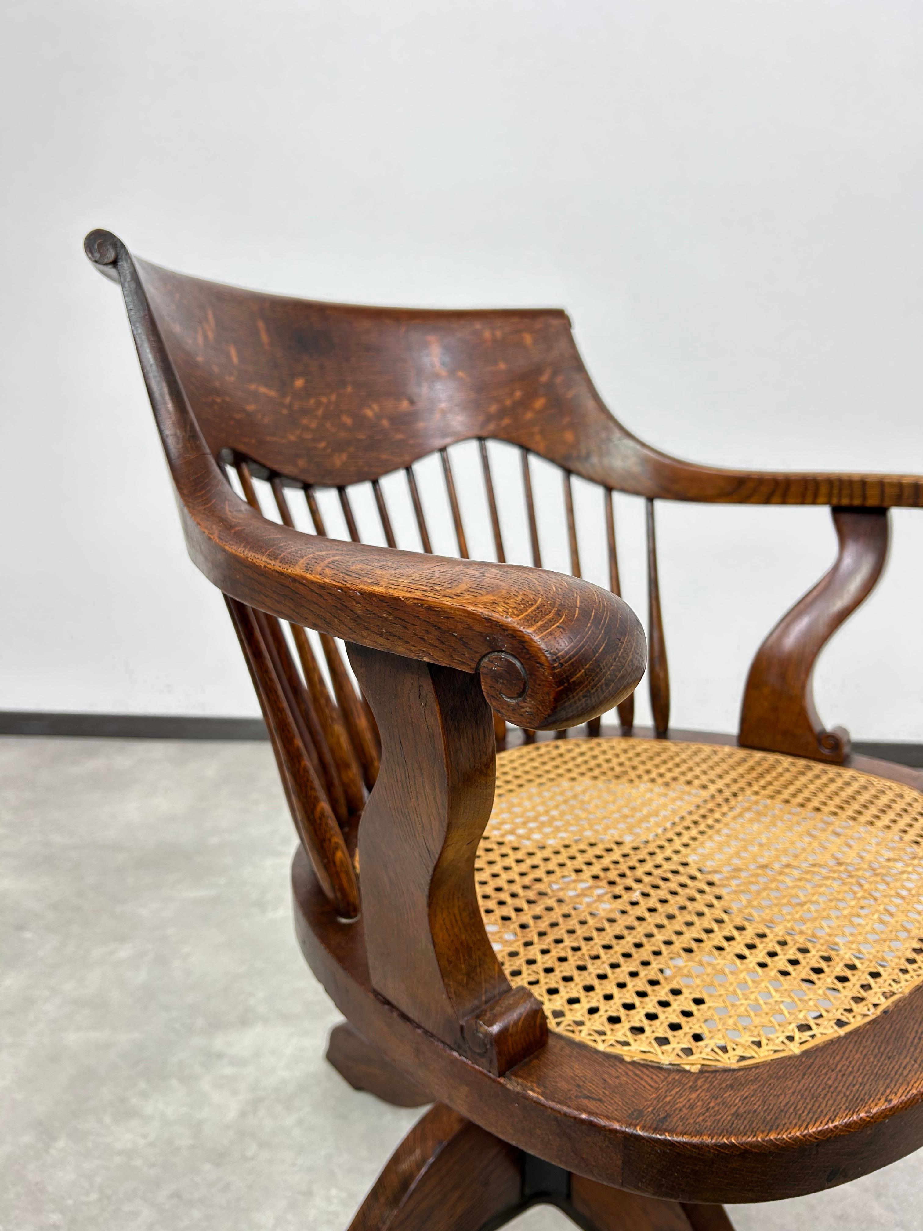 Chaise de bureau pivotante en Oak Oak avec assise en rotin Excellent état - En vente à Banská Štiavnica, SK