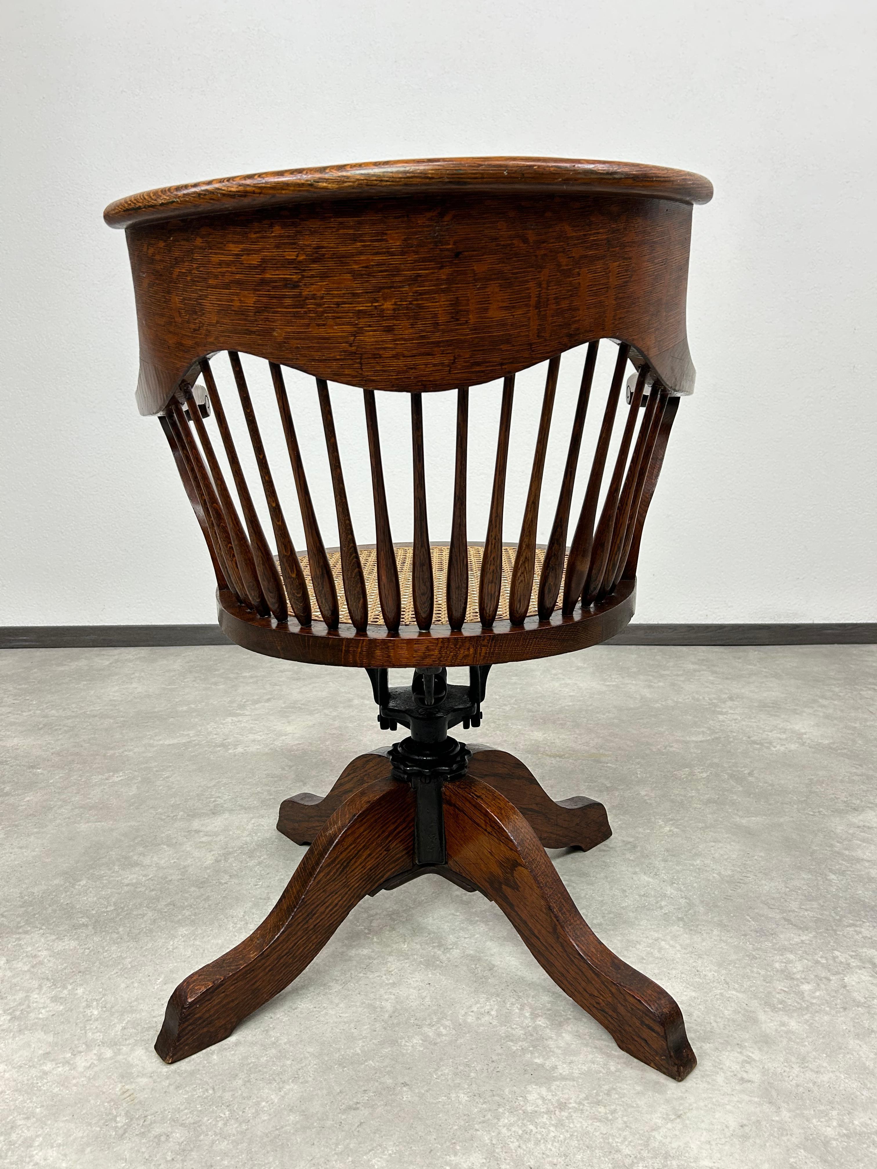 Milieu du XXe siècle Chaise de bureau pivotante en Oak Oak avec assise en rotin en vente