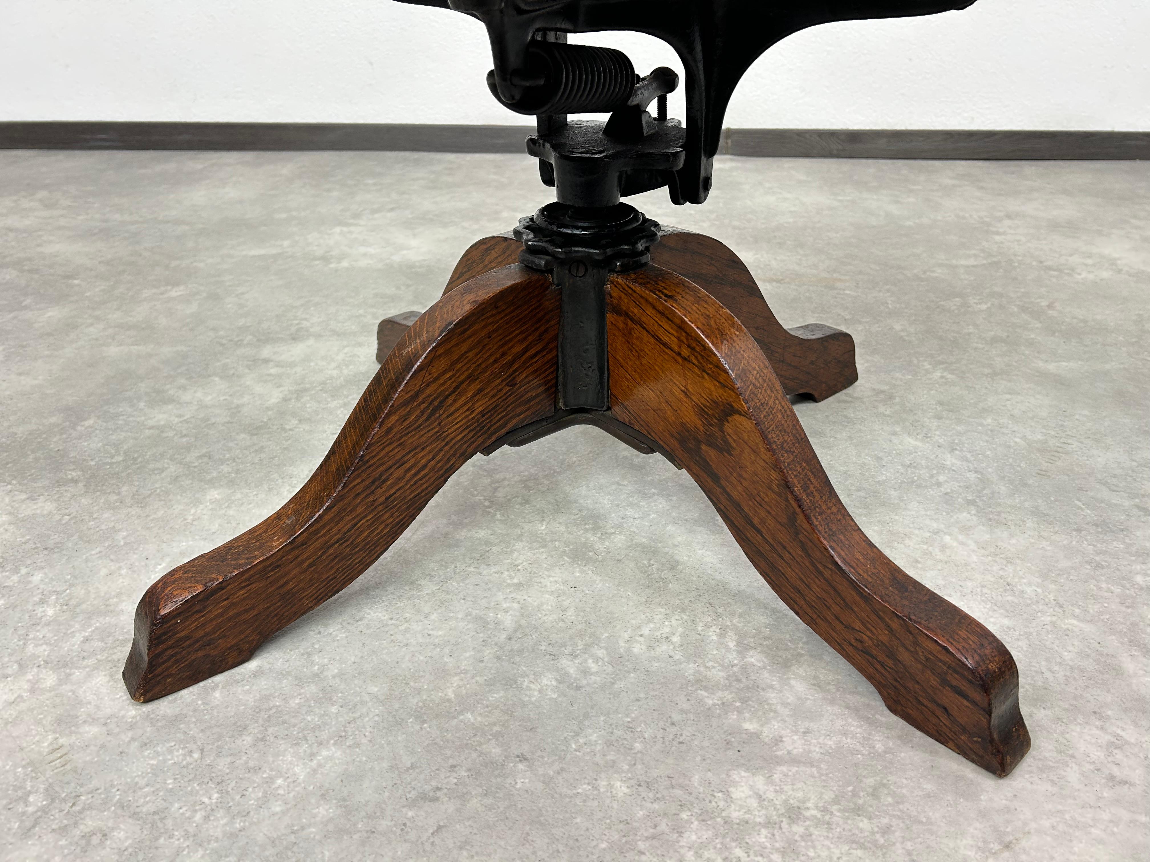 Rotin Chaise de bureau pivotante en Oak Oak avec assise en rotin en vente