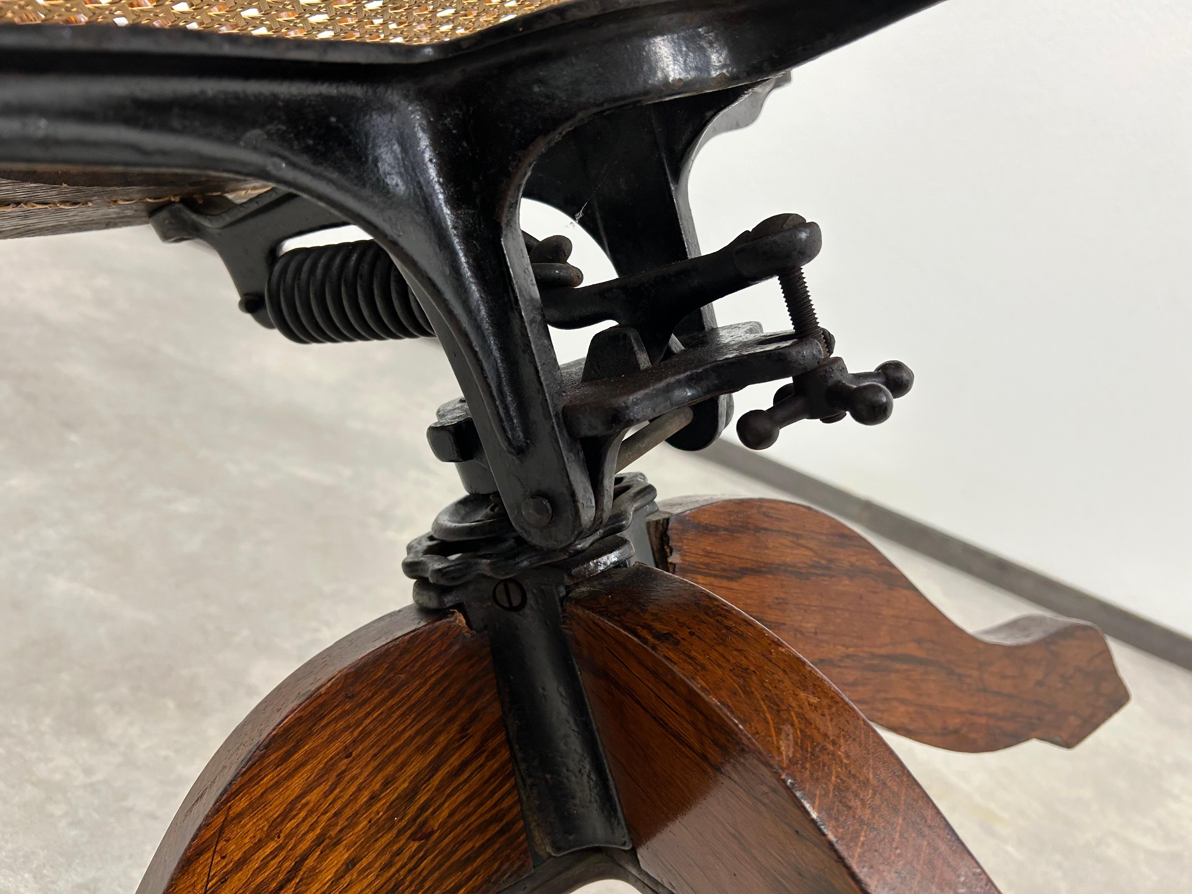 Chaise de bureau pivotante en Oak Oak avec assise en rotin en vente 1