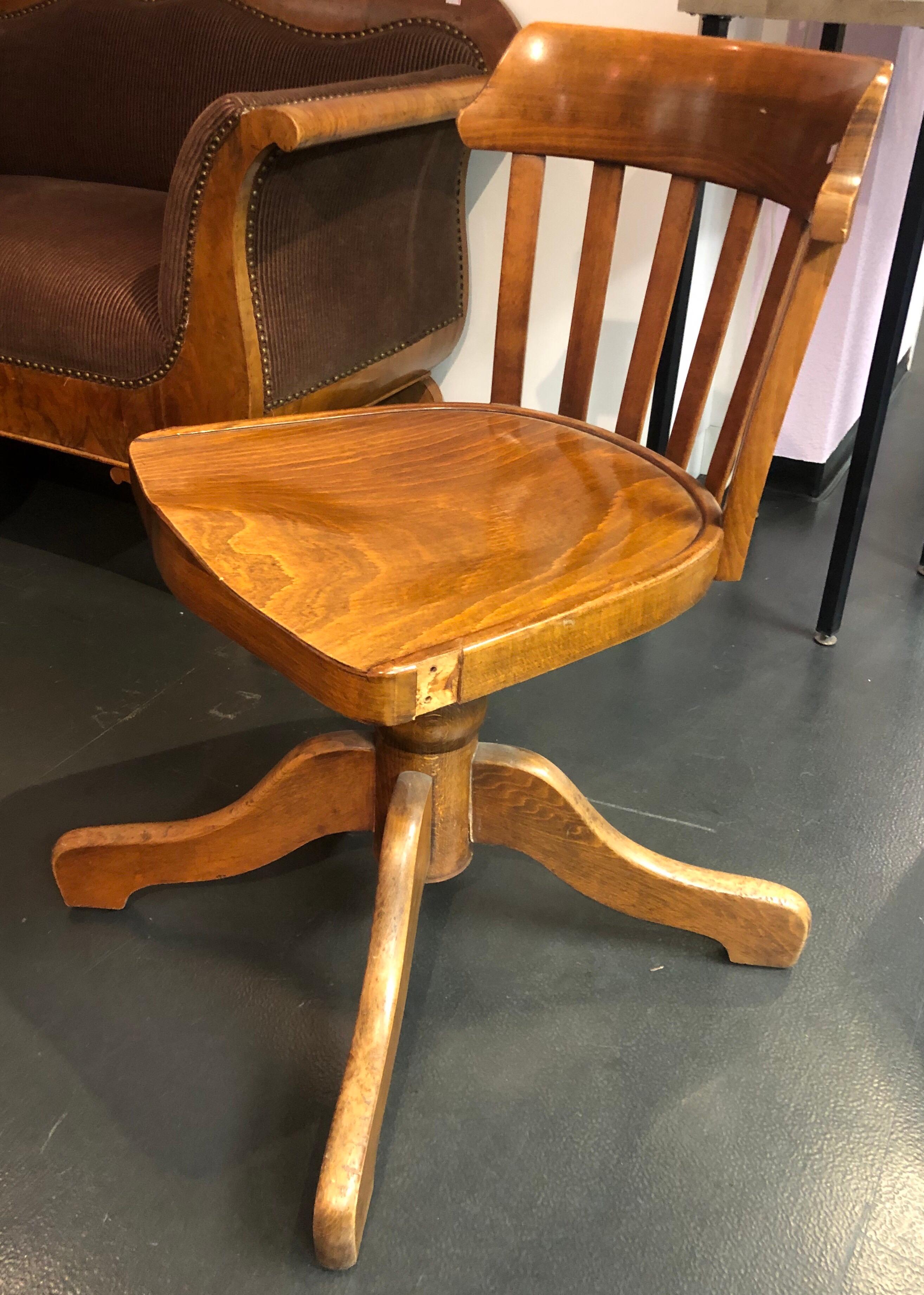 Good condition as seen on the photo, beautiful swivel chair with ergonomic wood seat , all the chair is authentic , made in the 1960s.
  