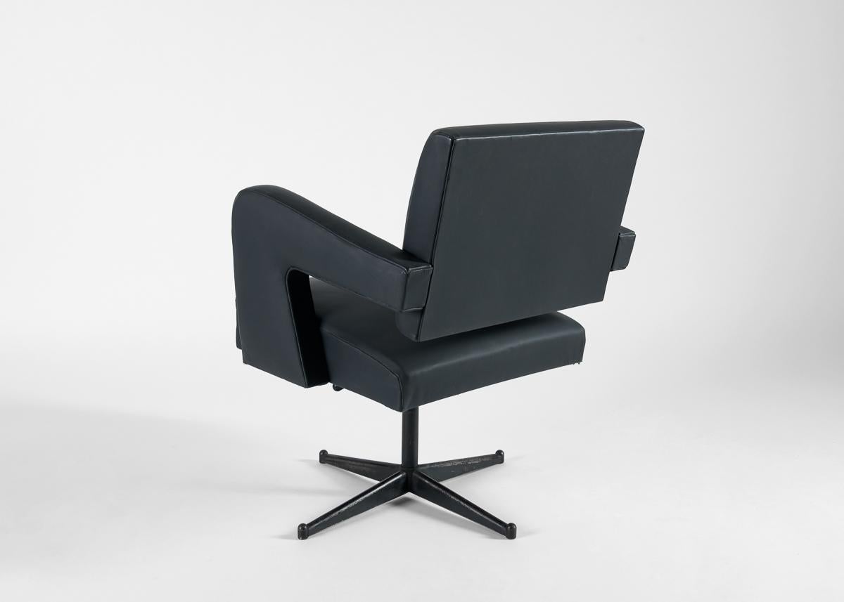 Mid-Century moderno Poltrona da ufficio girevole alla maniera di Jacques Adnet, Francia, anni '60 in vendita