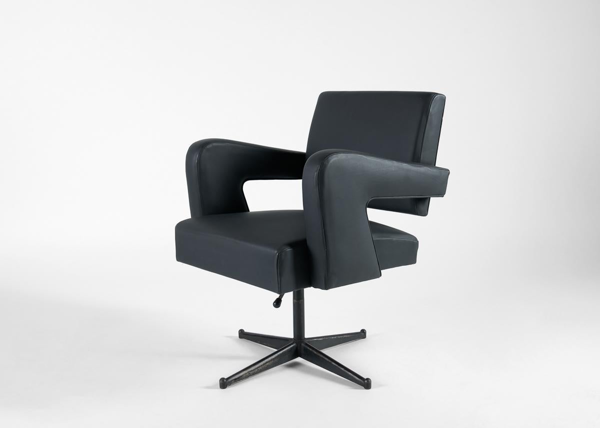 Poltrona da ufficio girevole alla maniera di Jacques Adnet, Francia, anni '60 In condizioni buone in vendita a New York, NY