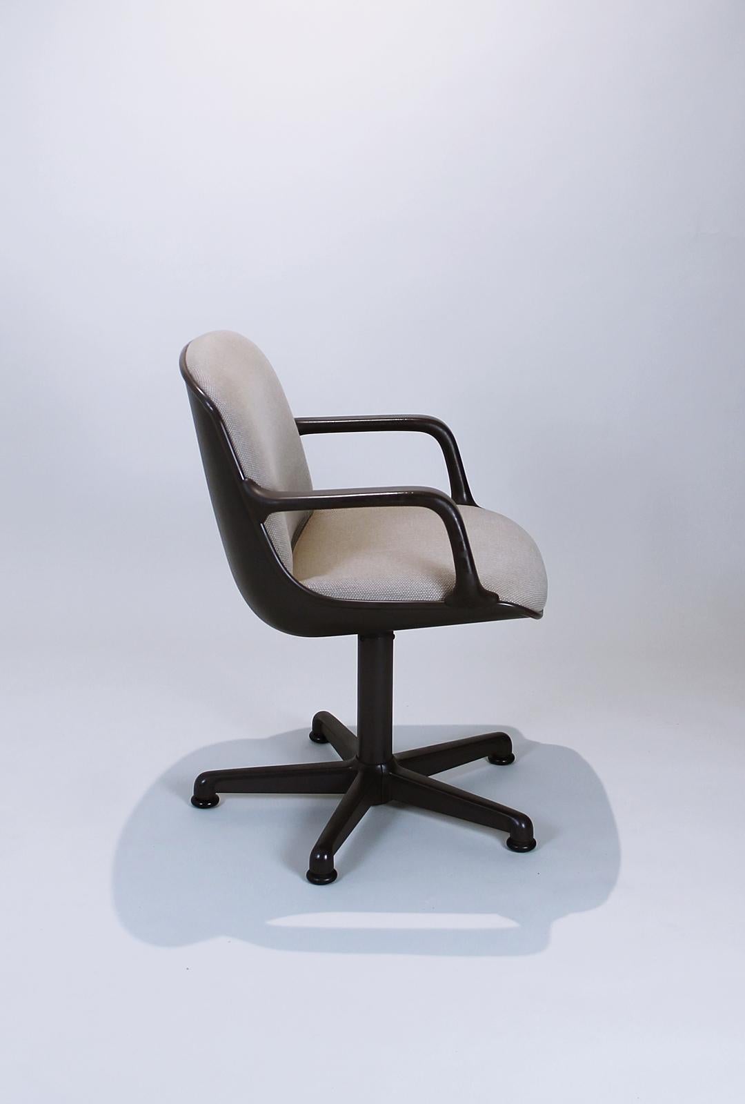 Vintage midcentury executive office chair designed by Charles Pollock and manufactured by Comforto in the 1980s.
It features a hard plastic dark brown colored tub with a sand colored Kvadrat fabric upholstery, brown steel legs and black