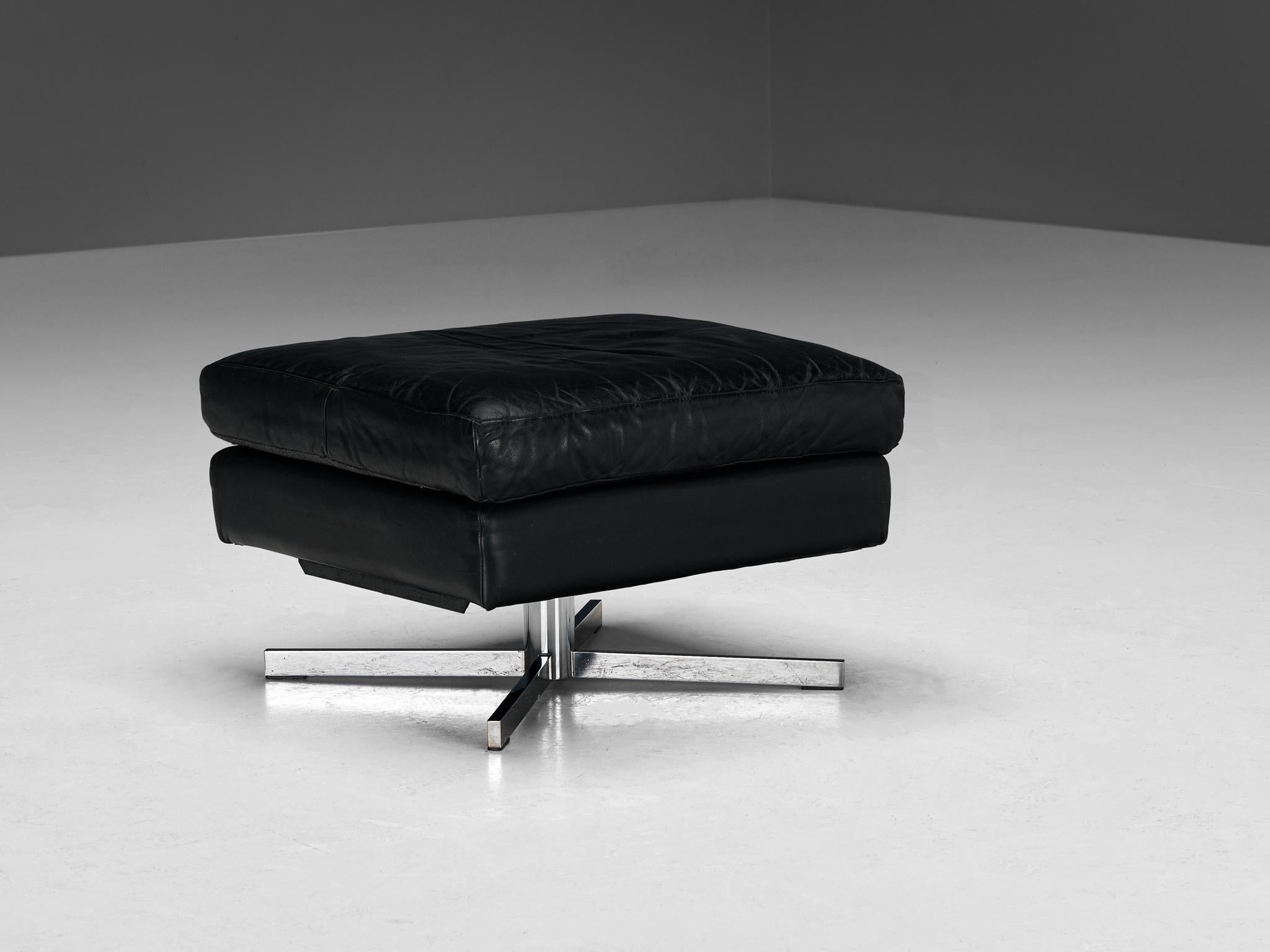 Ottoman, poof or footstool, chrome-plated steel, black leather, Europe, 1980s

A minimalist and durable swivel footstool, featuring a chromed metal base and sleek black leather upholstery, offers both comfort and style. Ideal for resting weary feet