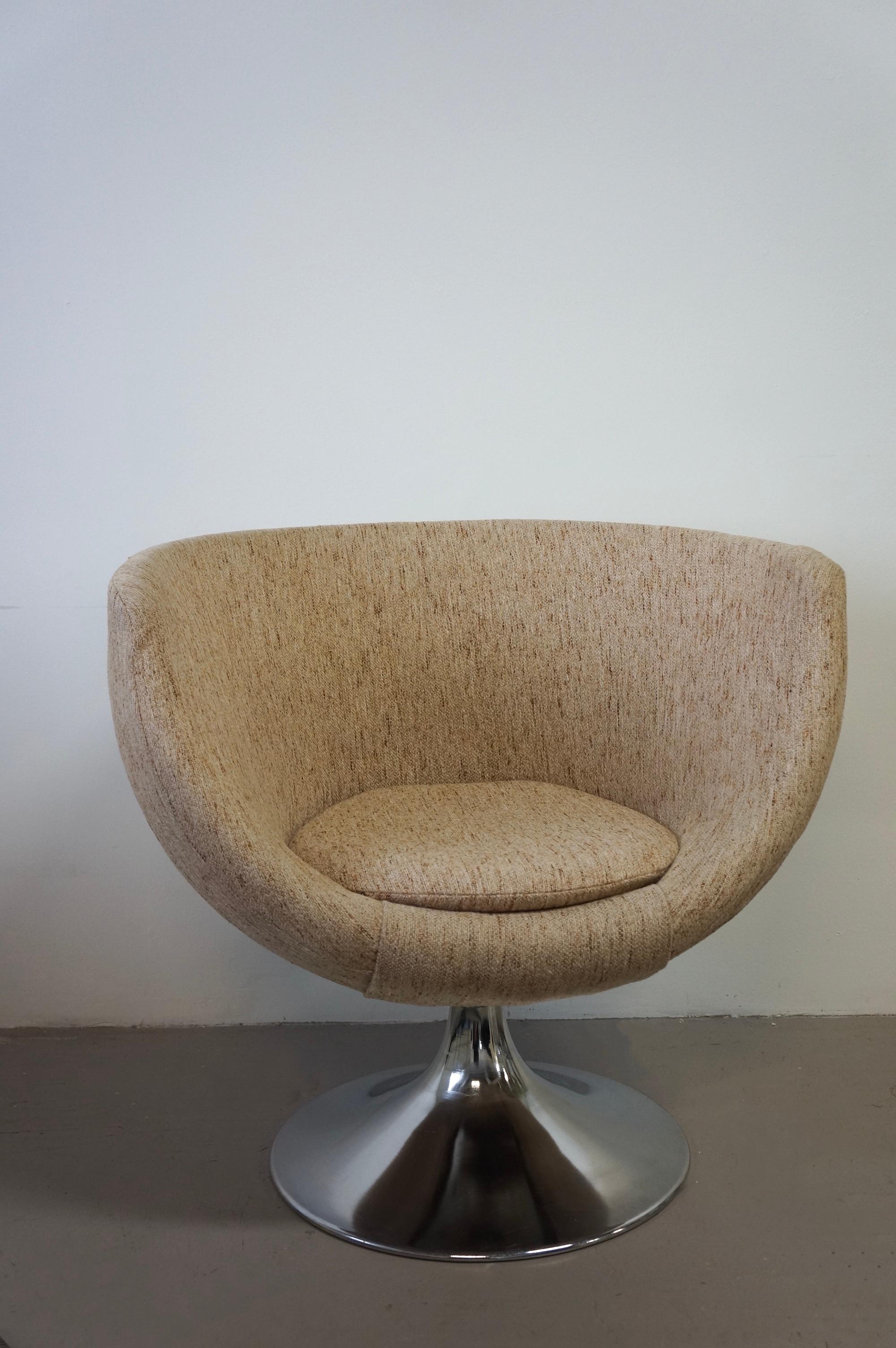 Swivel Overman Pod Lounge Chair With Tulip Base  In Good Condition In Toronto, ON