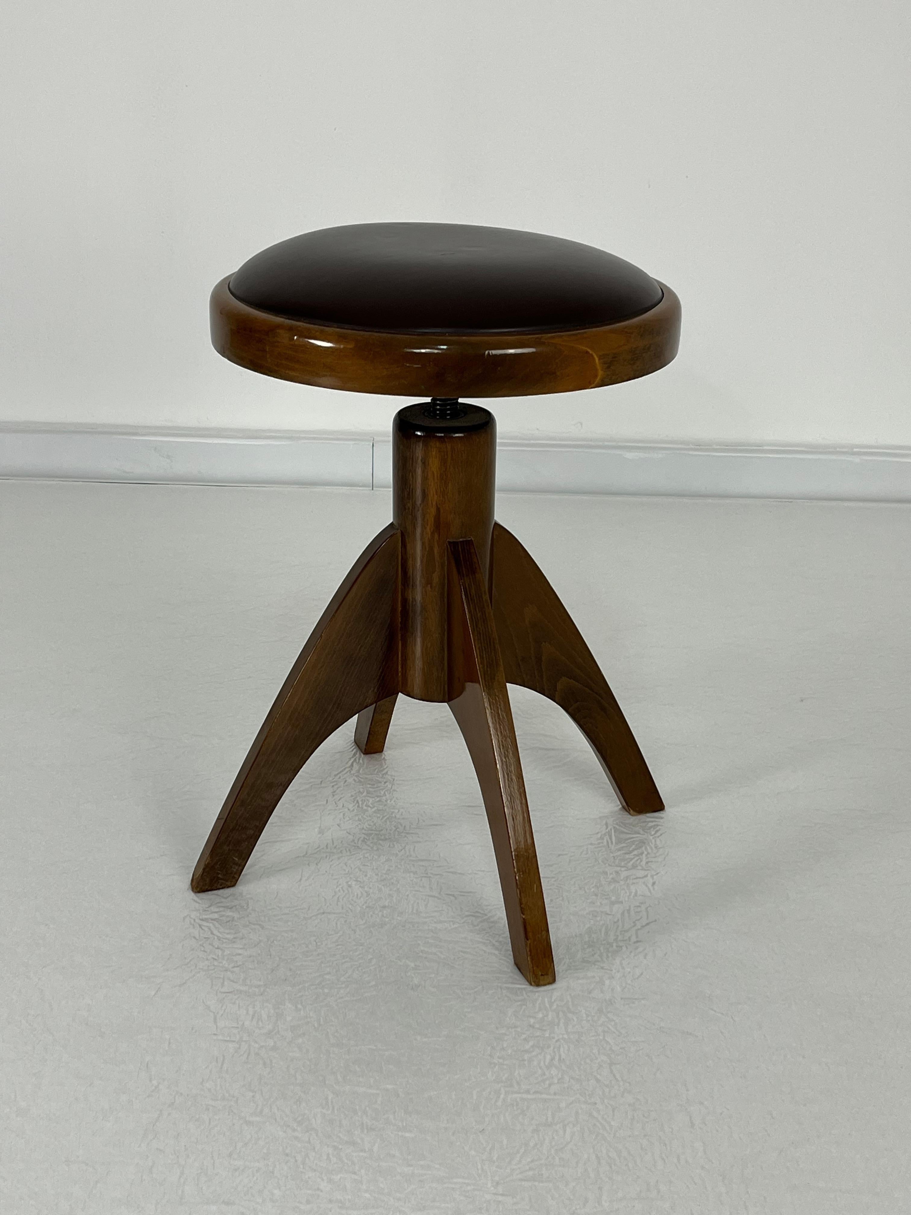 Drehbarer Klavierhocker Made in Italy, 1980er Jahre
Die Höhe ist mittels einer Schneckenschraube einstellbar.
Guter Zustand, wie auf den Beschreibungsfotos zu sehen.