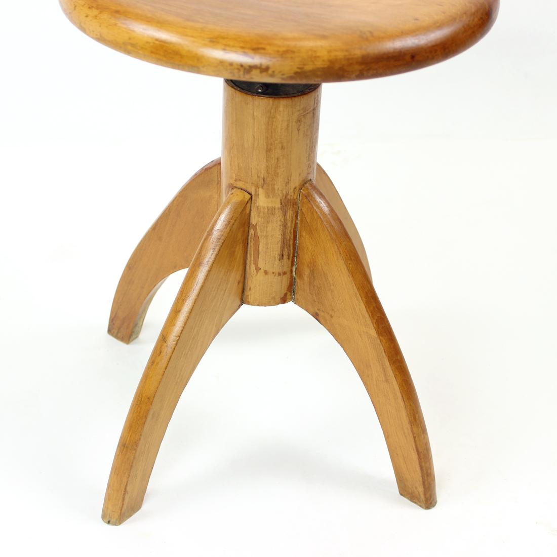 Swivel Piano Stool with Backrest in Oak, Thonet Design, Czechoslovakia, 1950s In Good Condition In Zohor, SK