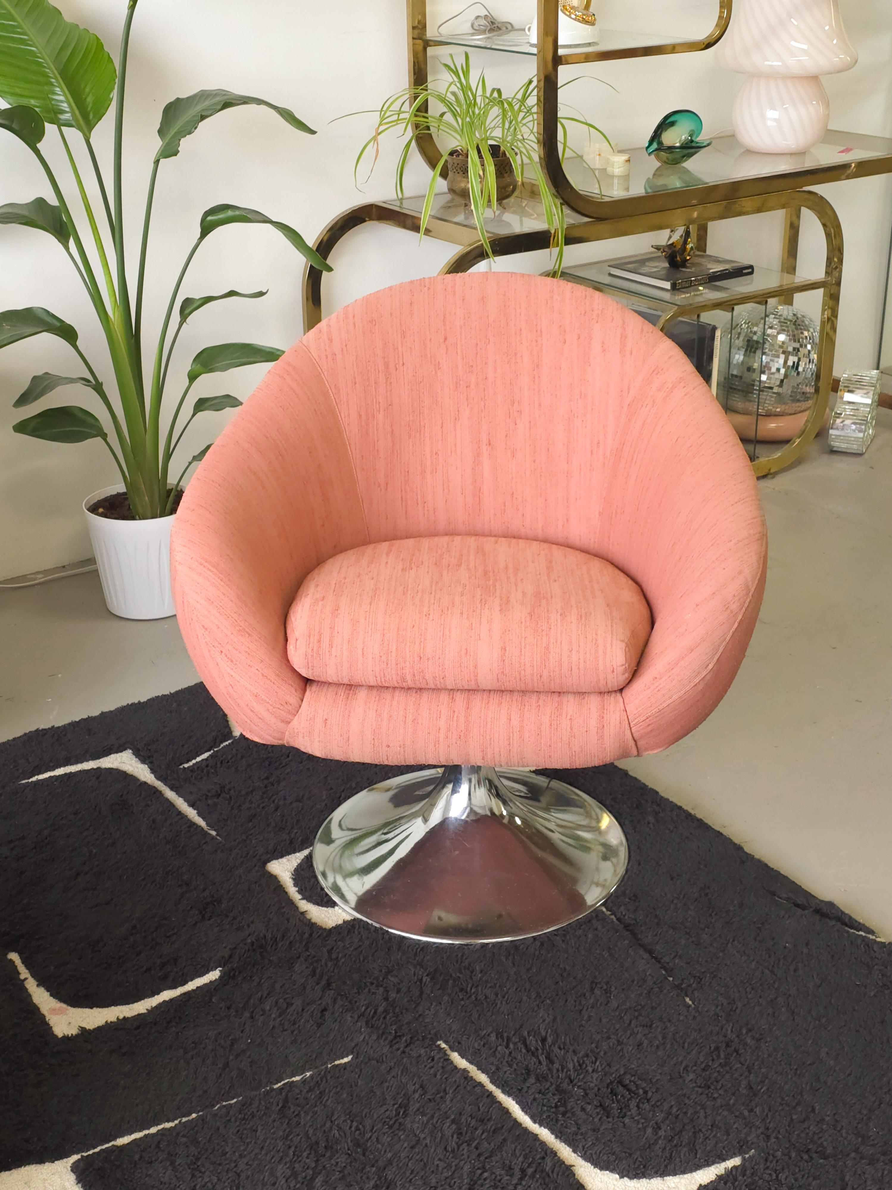 Schöner drehbarer rosa Sessel. Dieser Loungesessel im modernen Stil der Jahrhundertmitte ist mit einem rosa Stoffbezug und einem verchromten Drehfuß ausgestattet. Es wird Overman zugeschrieben und stammt aus den 1970er Jahren. Der Stoff ist aus