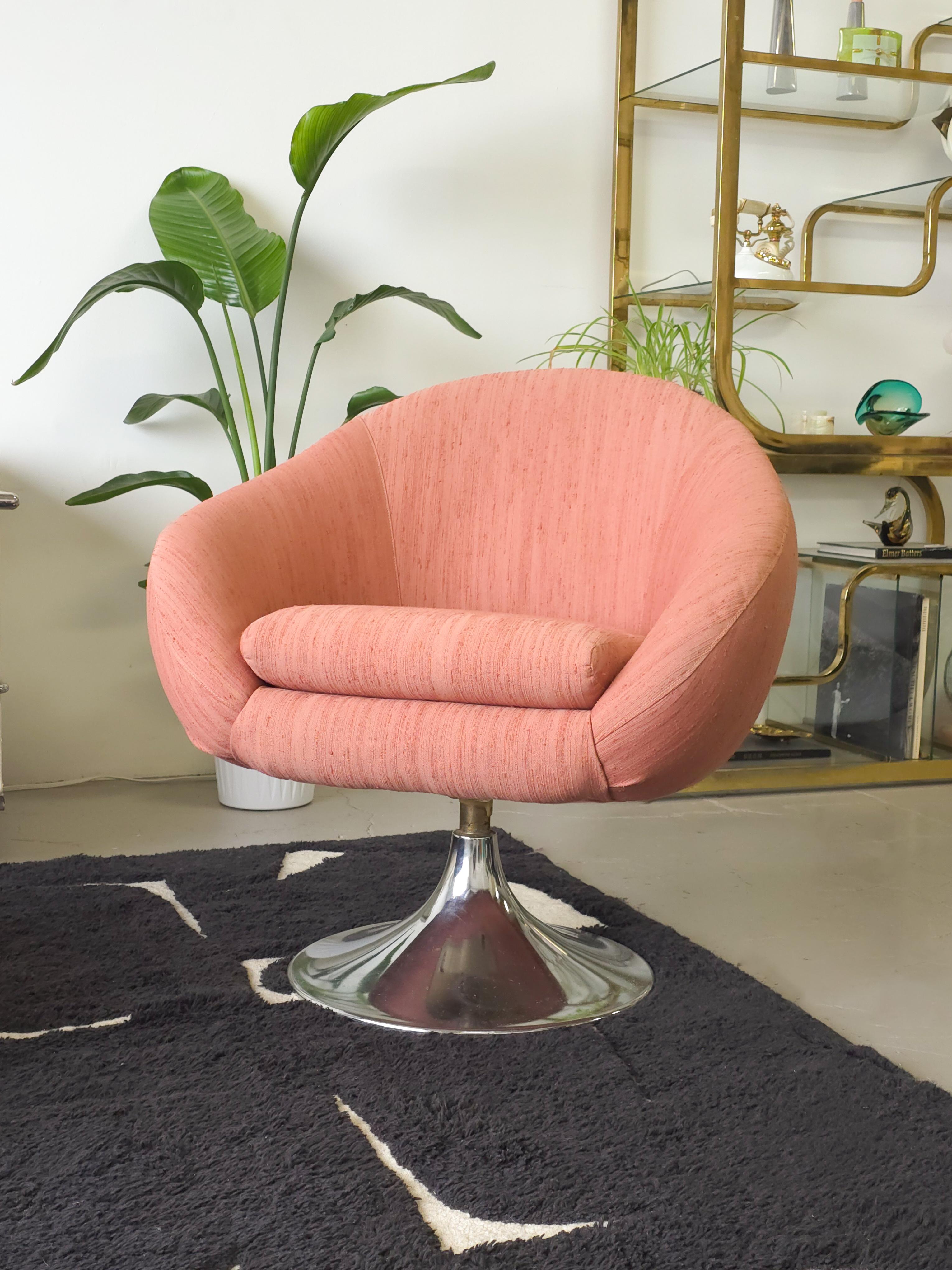 Mid-Century Modern Swivel Pink Lounge Chair with Chrome Base For Sale