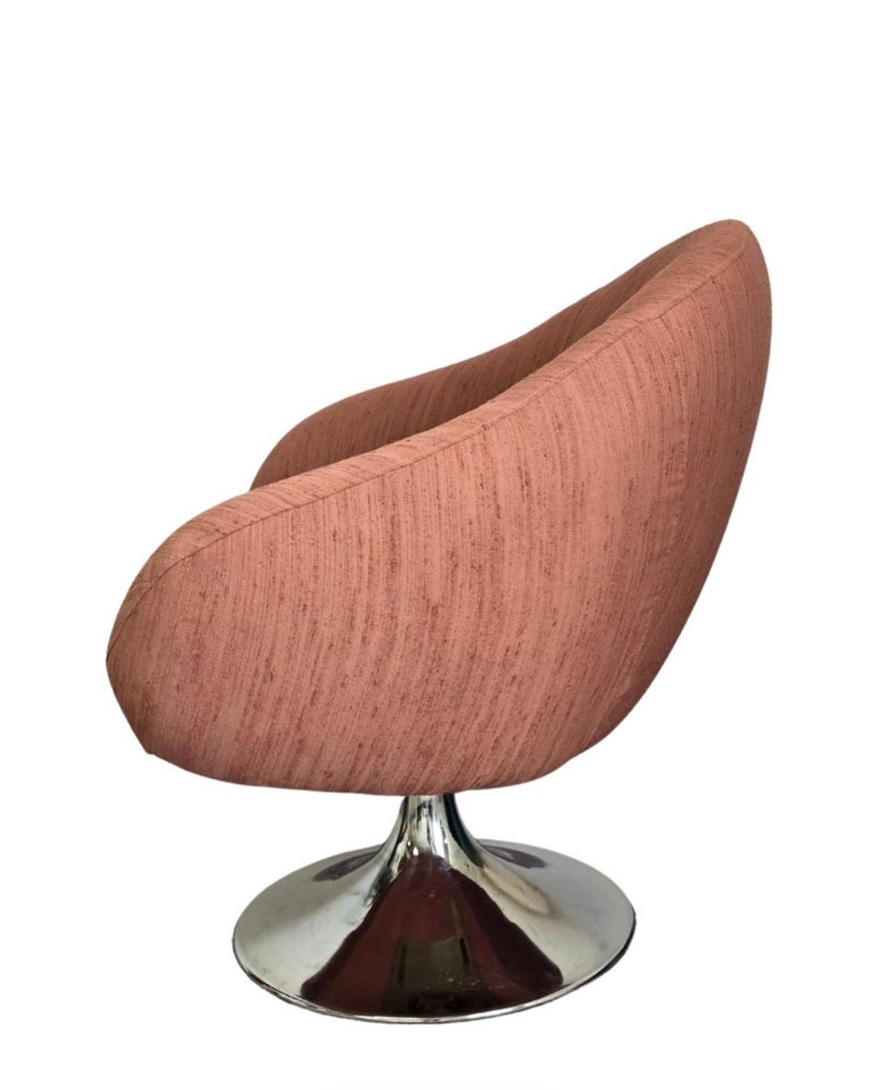 Swivel Pink Lounge Chair with Chrome Base In Fair Condition For Sale In Toronto, ON