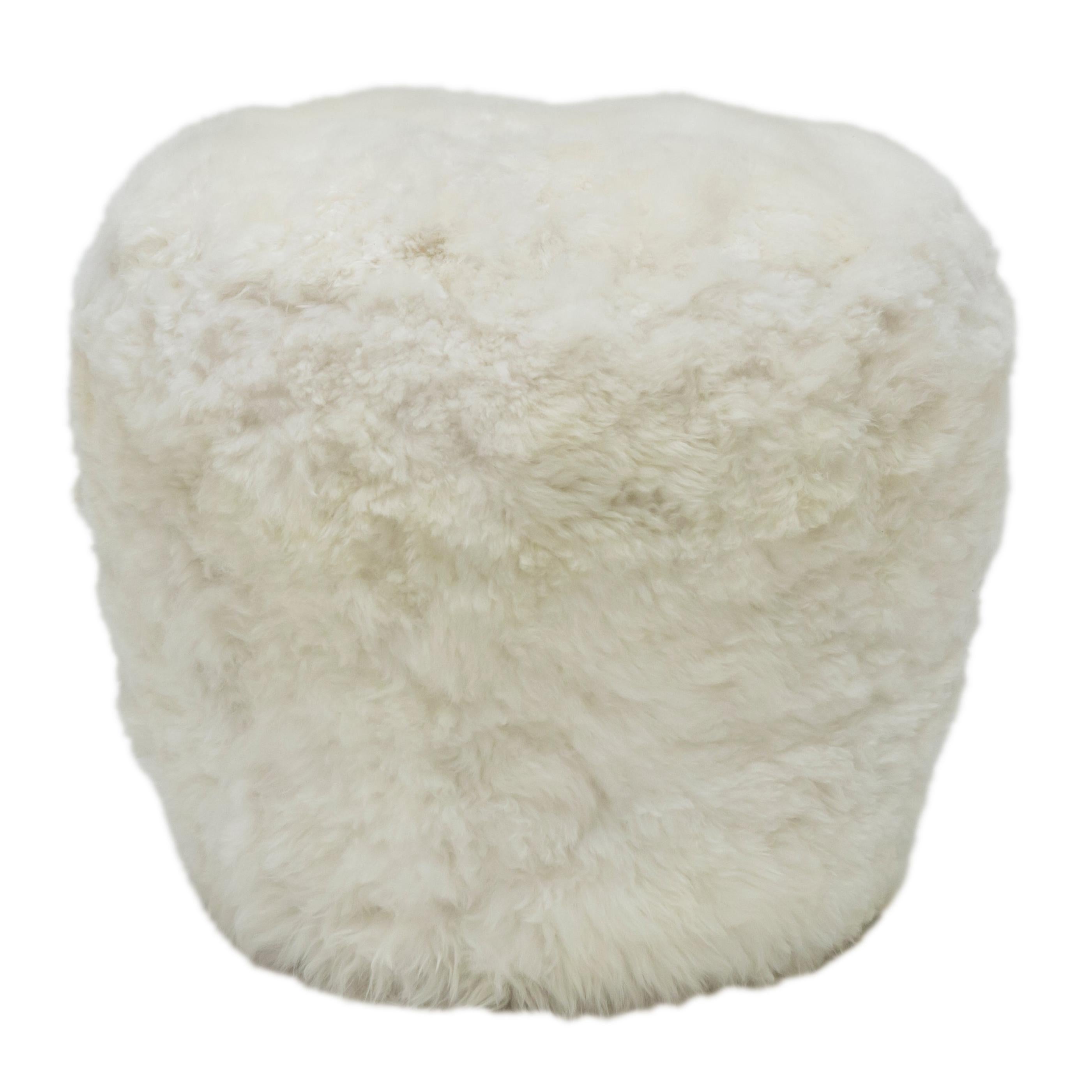 Pouf pivotant en fibre de verre de Draga & Aurel, laine d'agneau et laiton, XXIe siècle 