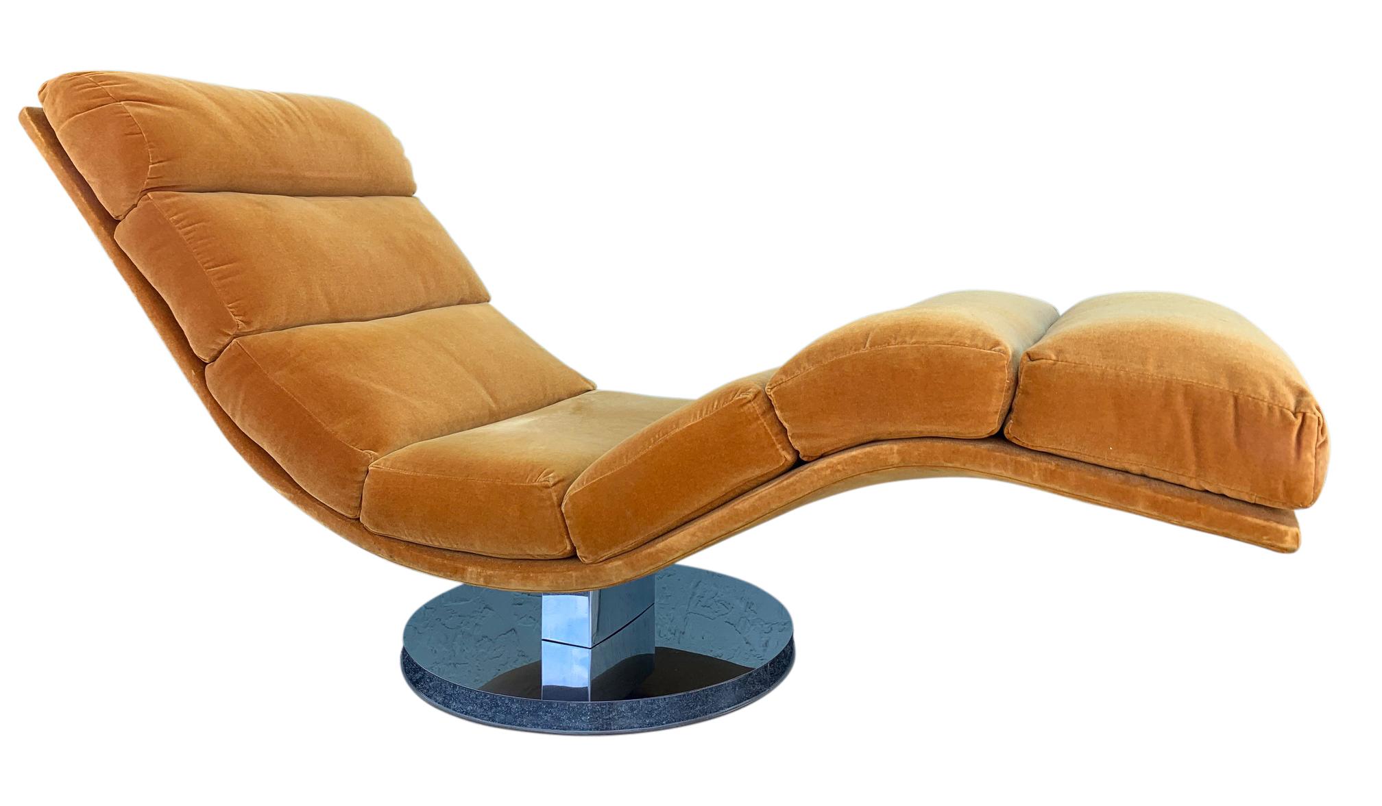Swivel rocking wave chaise lounge by Milo Baughman for Thayer Coggin with polished aluminum base. Mid-Century Modern.