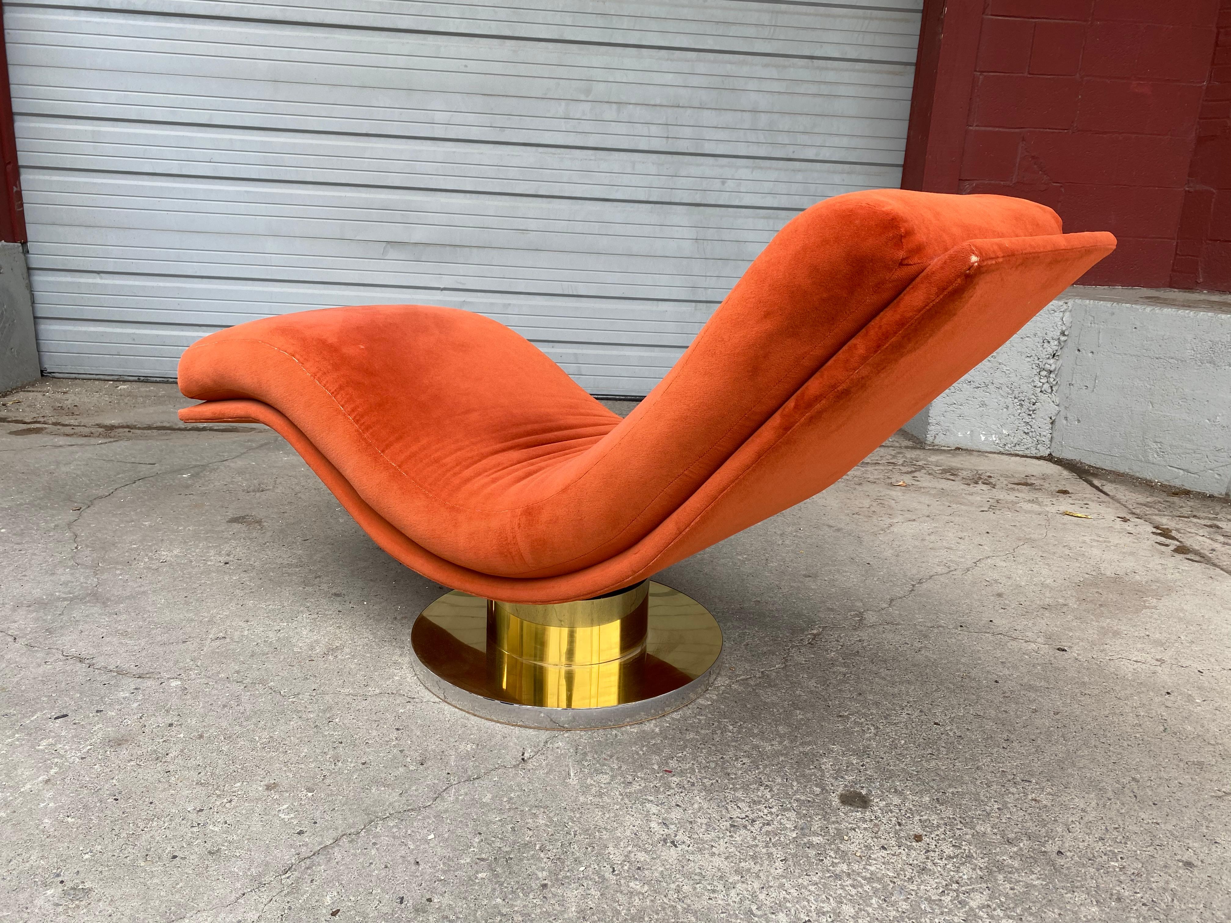 Mid-Century Modern Swivel Rocking Wave Chaise Lounge Chair by Milo Baughman for Thayer Coggin
