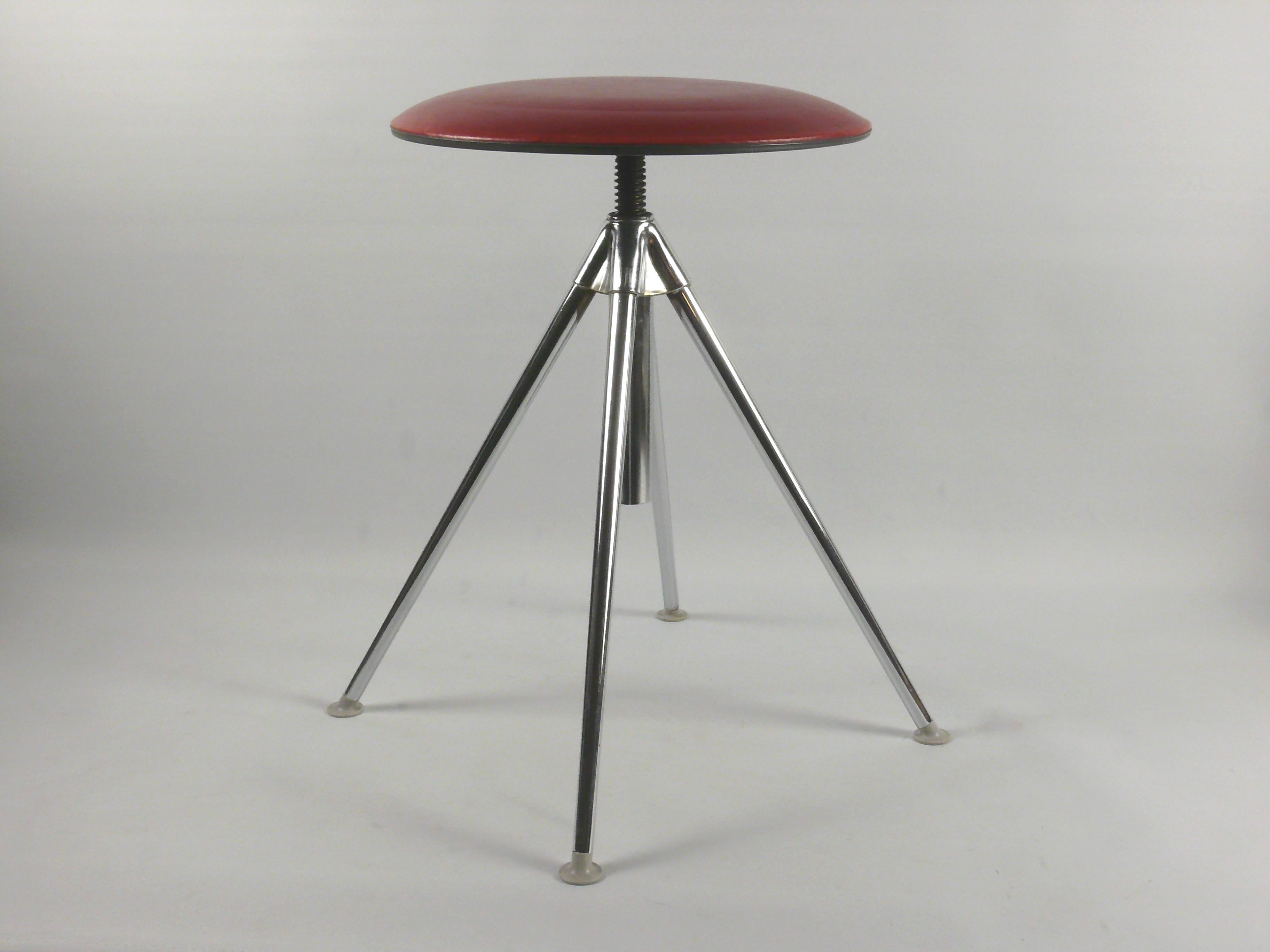 Very well preserved swivel stool/kitchen stool from the 1960s with a steel spindle for height adjustment: The stool stands on 4 tapered chrome-plated metal legs, which are held by a cast molding that also accommodates the metal spindle. The seat