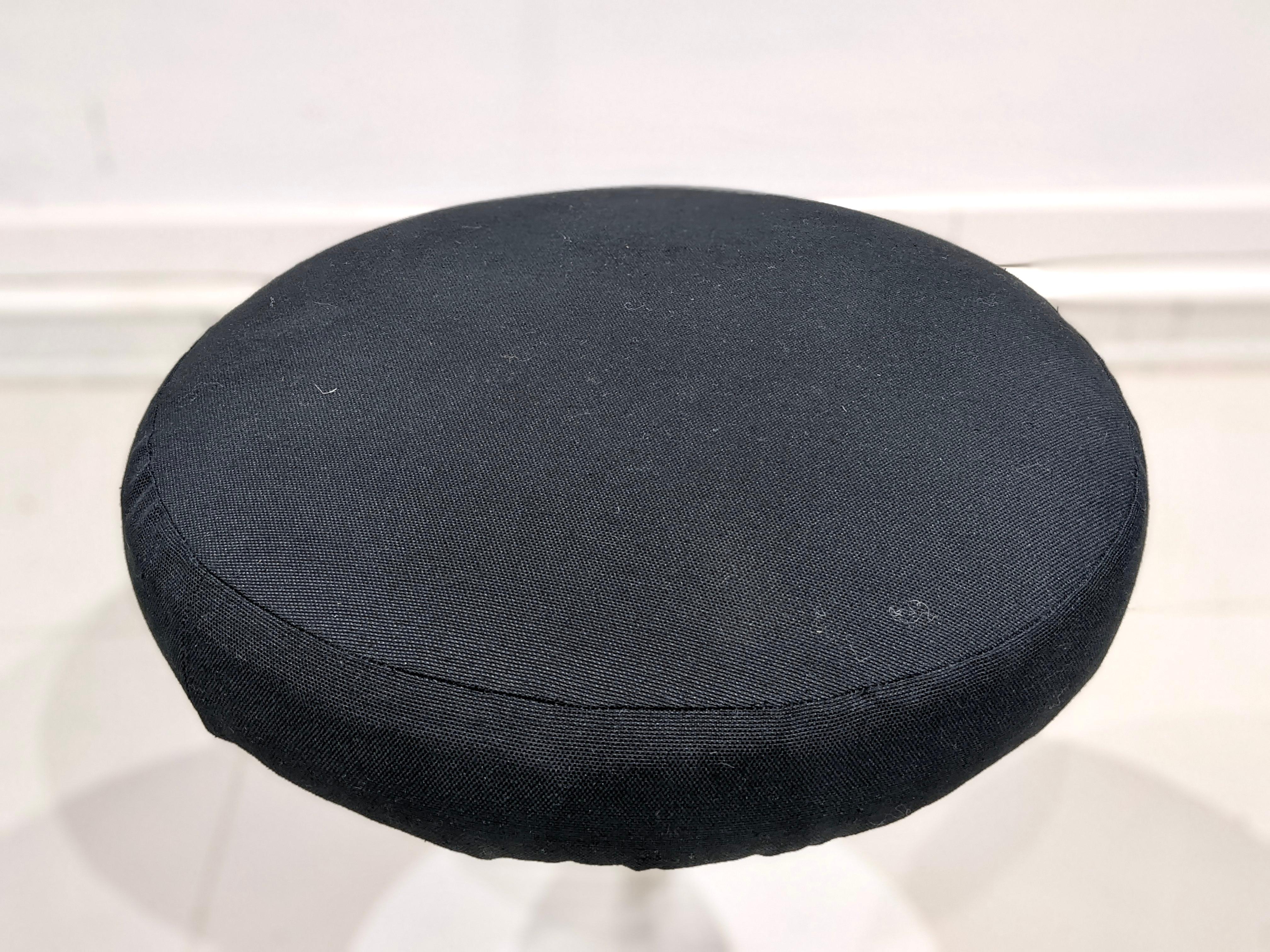 Swivel stool by Eero Saarinen for Knoll International 
Circa 1970. 
Good condition. 
White lacquered cast aluminium base. Seat in black fabric. 
Some wear on the base (see photo). 

Dimensions: H42 cm x D40 cm.