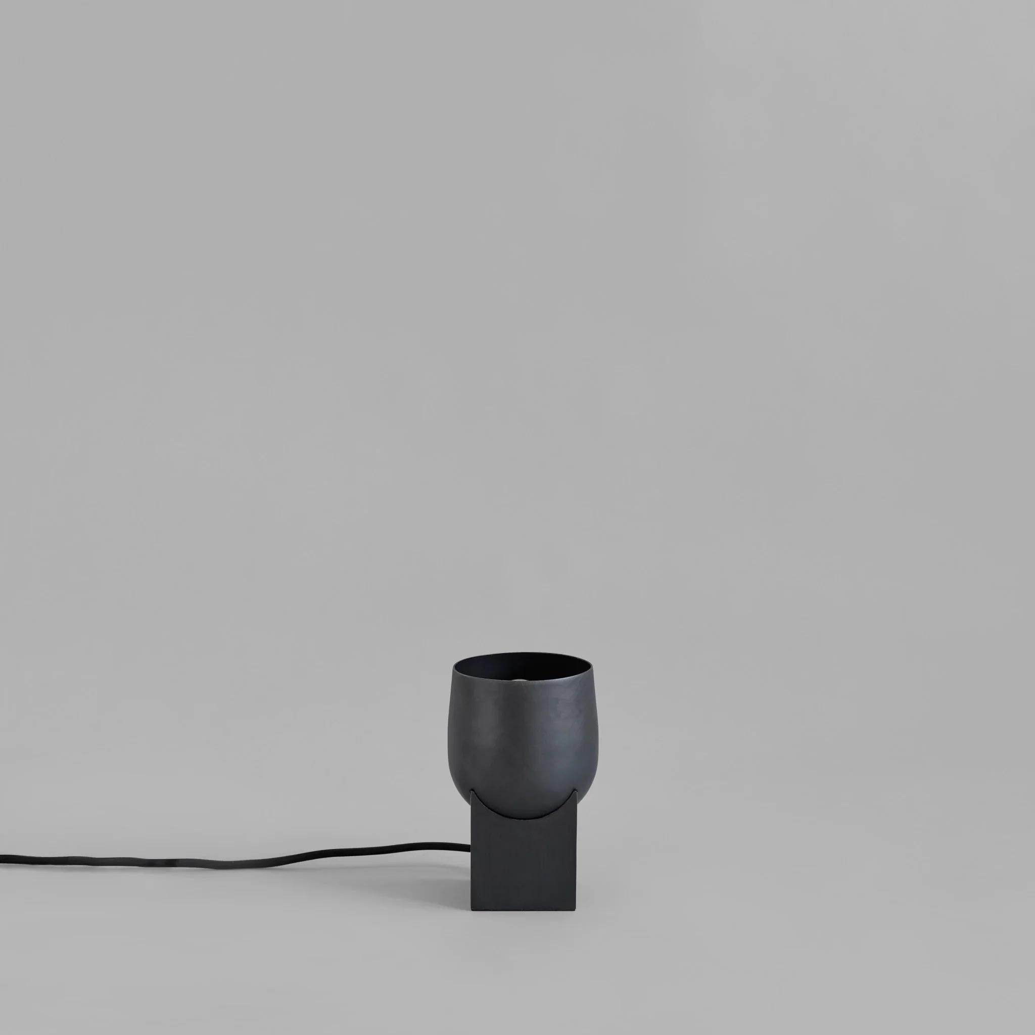 Moderno Lampada da tavolo girevole, faretto in metallo bronzato, lavoro contemporaneo. in vendita
