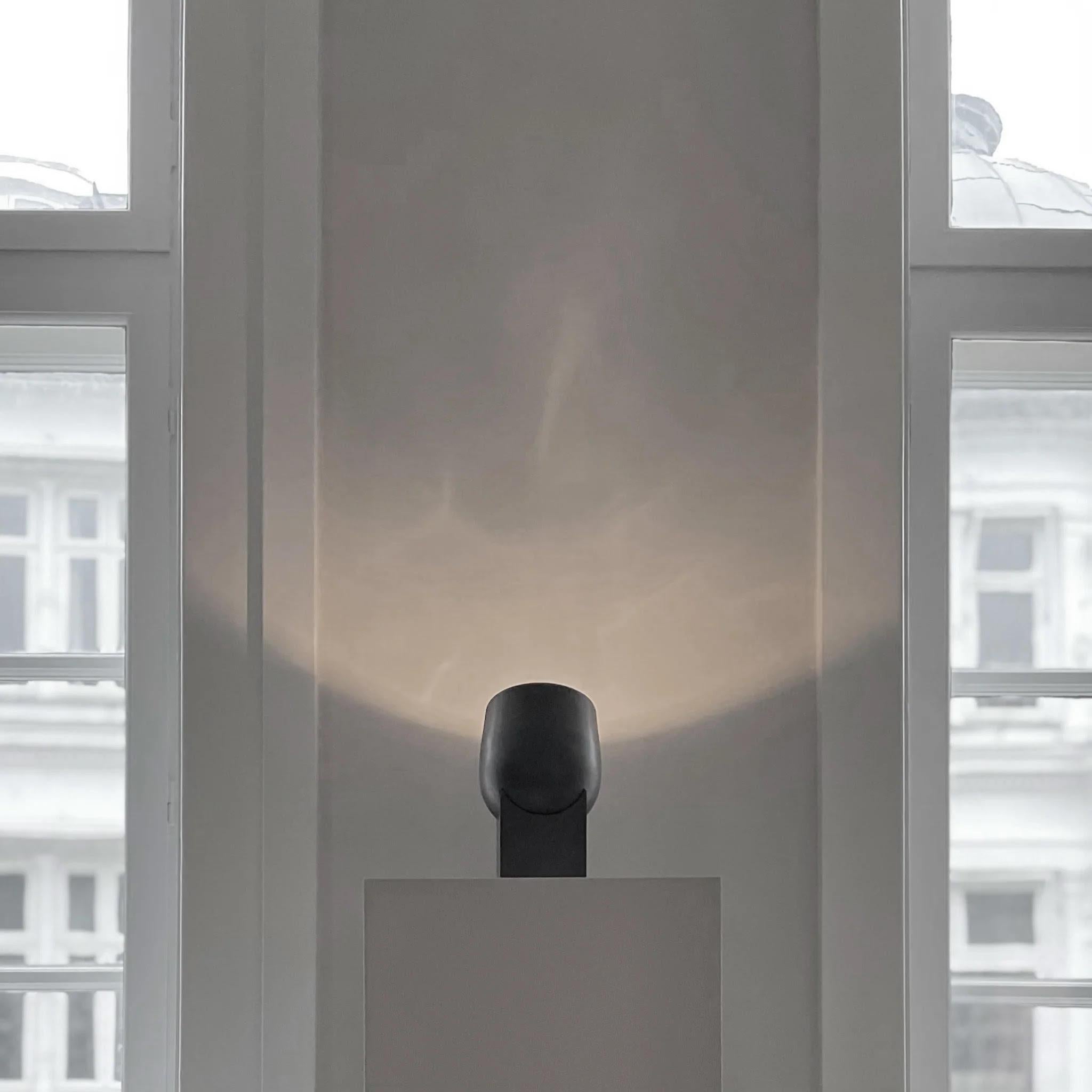 Bronzo Lampada da tavolo girevole, faretto in metallo bronzato, lavoro contemporaneo. in vendita