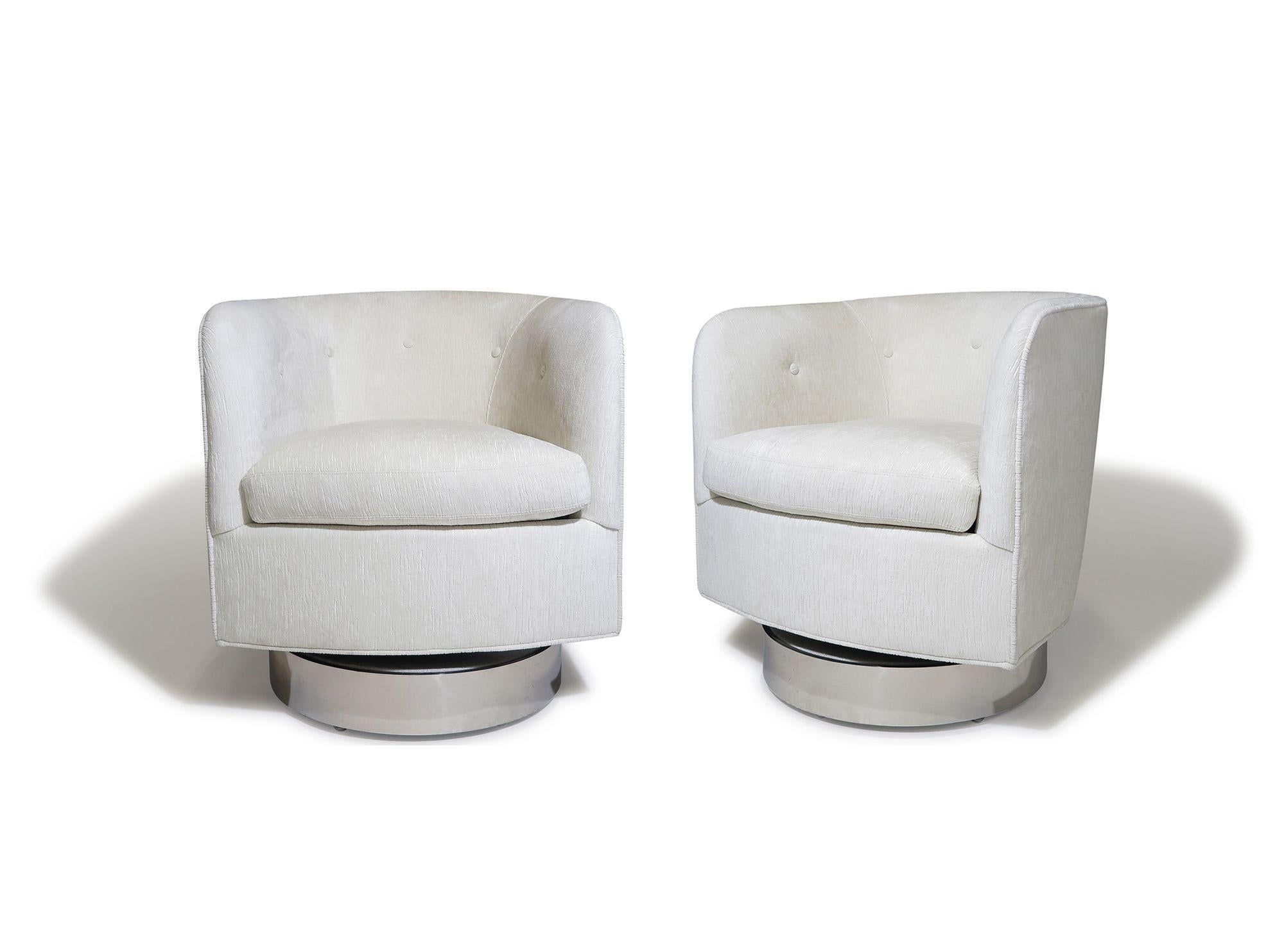 Confort ultime, la chaise longue pivotante et inclinable Roxy, conçue par Milo Baughman en 1965, est un classique moderne. Dotée d'un dossier incurvé et d'un piètement chromé pivotant à 360 degrés avec inclinaison, la chaise se déplace sans effort