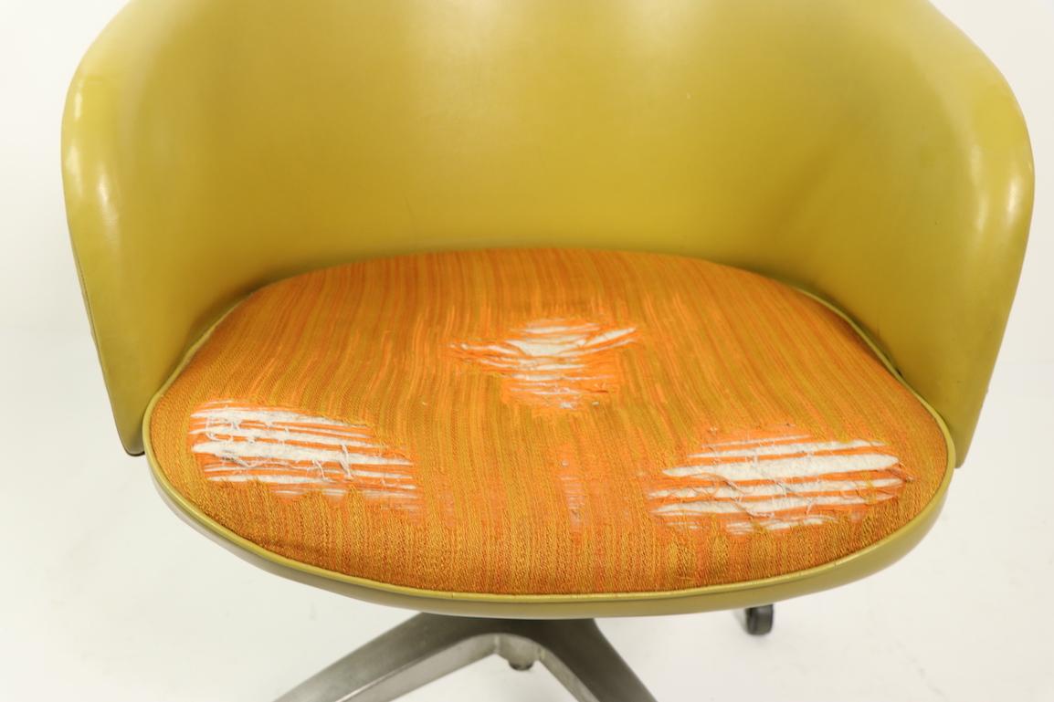 Well crafted and stylish swivel, tilt office, desk chair by Steelcase. The chair is on a four star base with rolling wheel casters, the seat will need to be reupholstered. Total H 33 x arm H 24 x seat H 18 inches.
Base marked Bassick Flo-Tork 709.