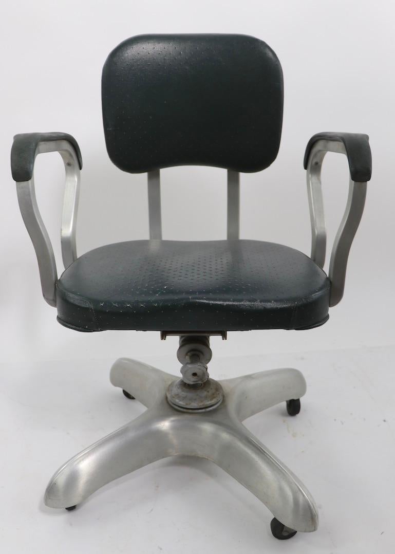 Aluminium Chaise de bureau pivotante et inclinable de la Good Form General Fireproofing Company en vente