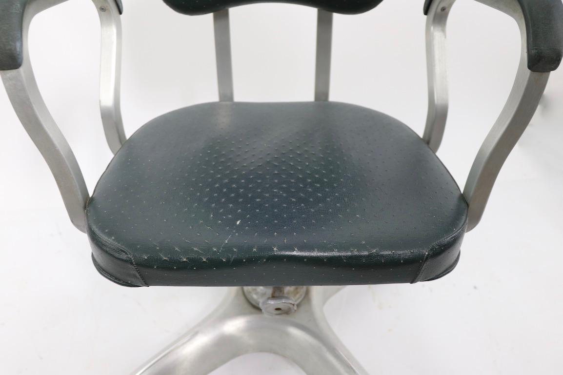 Swivel Tilt Office Desk Chair by the Good Form General Fireproofing Company In Good Condition For Sale In New York, NY
