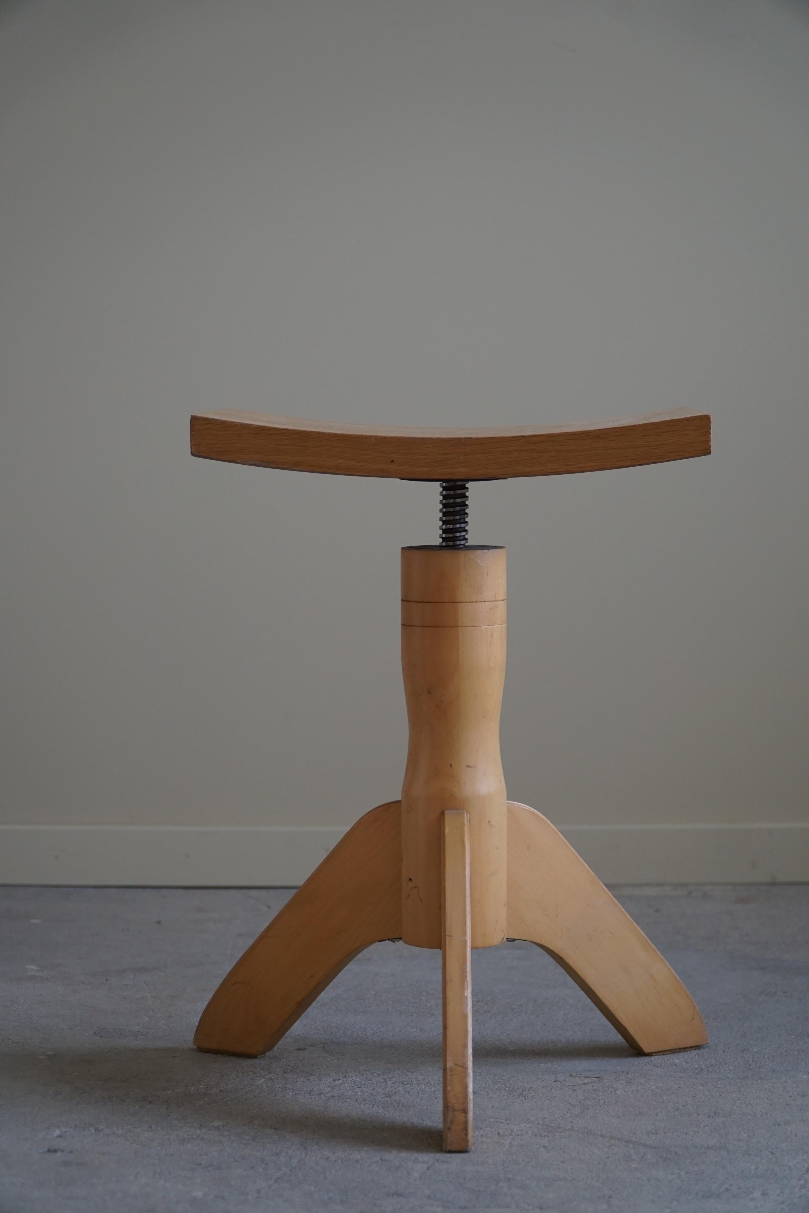 Swivel Tripod Stool in Elm, Danish Mid-Century Modern, 1970s In Good Condition For Sale In Odense, DK