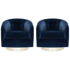 Schwenkbare Wannenstühle aus marineblauem Samt mit Sockeln aus poliertem Messing, Paar