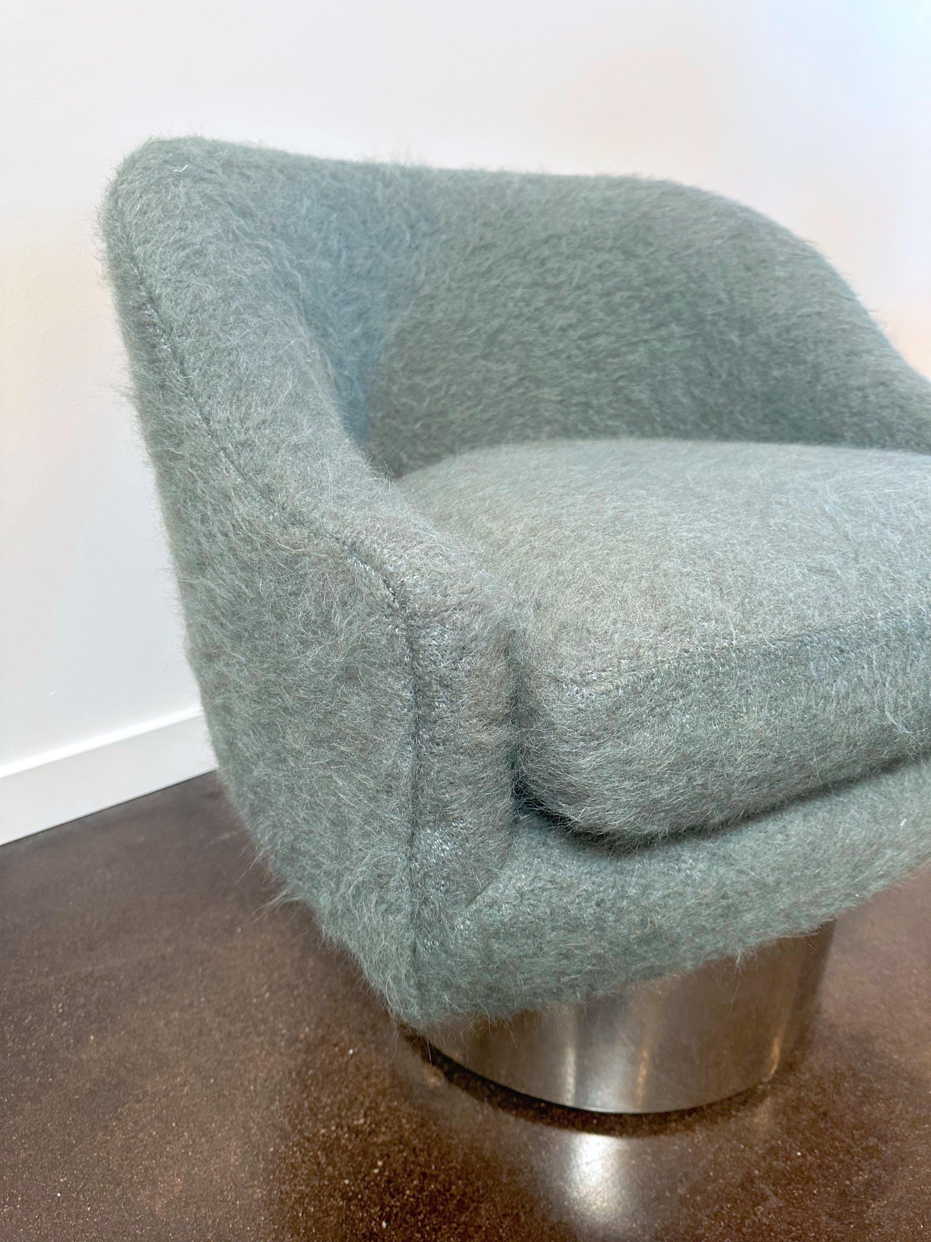 Américain Chaise longue pivotante avec base en forme de tonneau chromé Description en vente