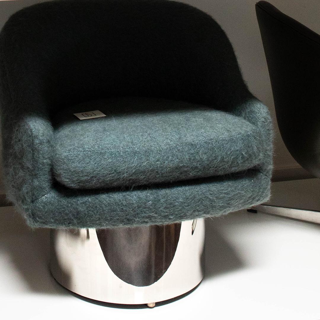 Moderne Chaise longue pivotante avec base en forme de tonneau chromé Description en vente